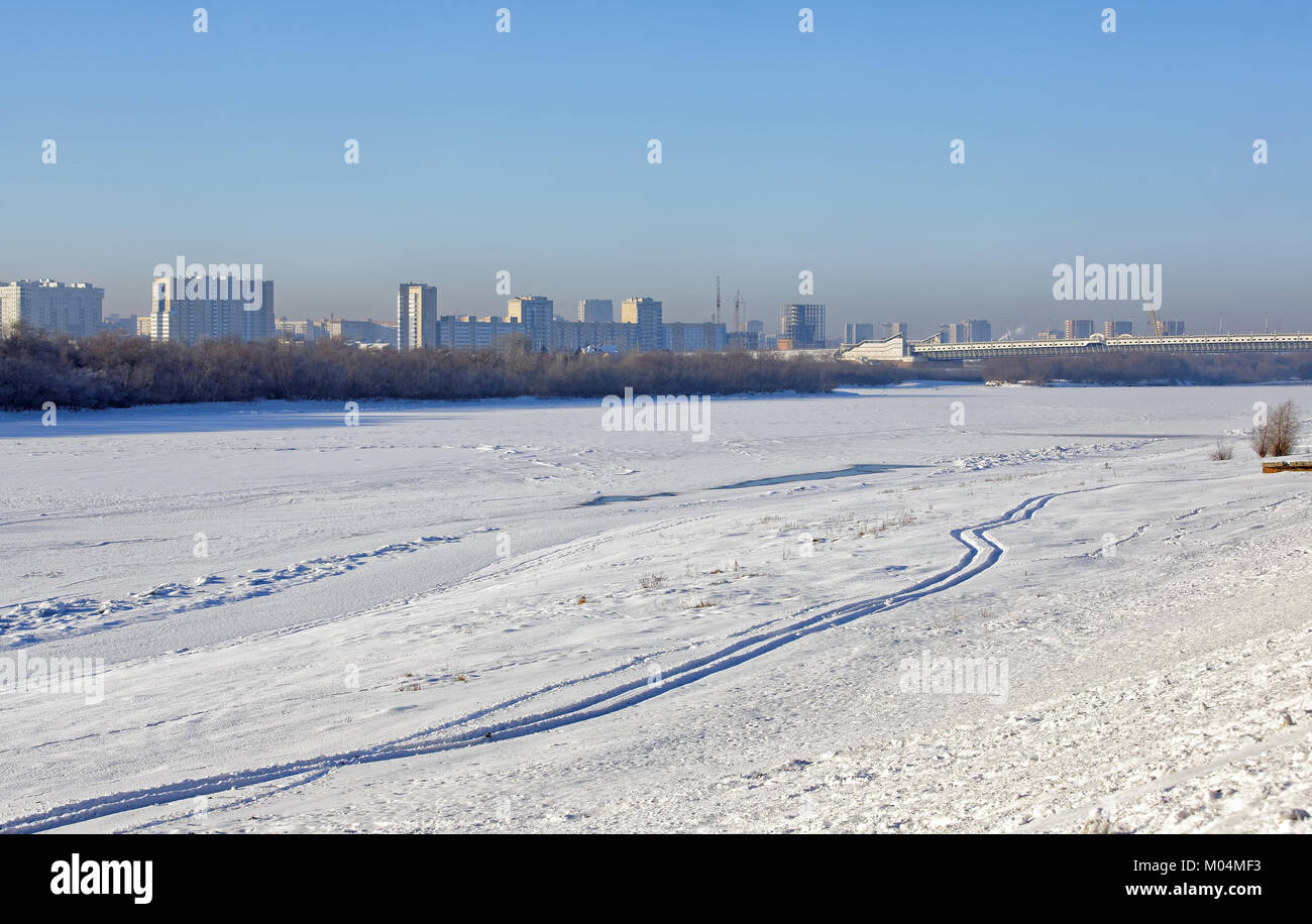 Omsk, vue de la rive gauche de l'Irtych dans le midi de l'hiver glacial Banque D'Images