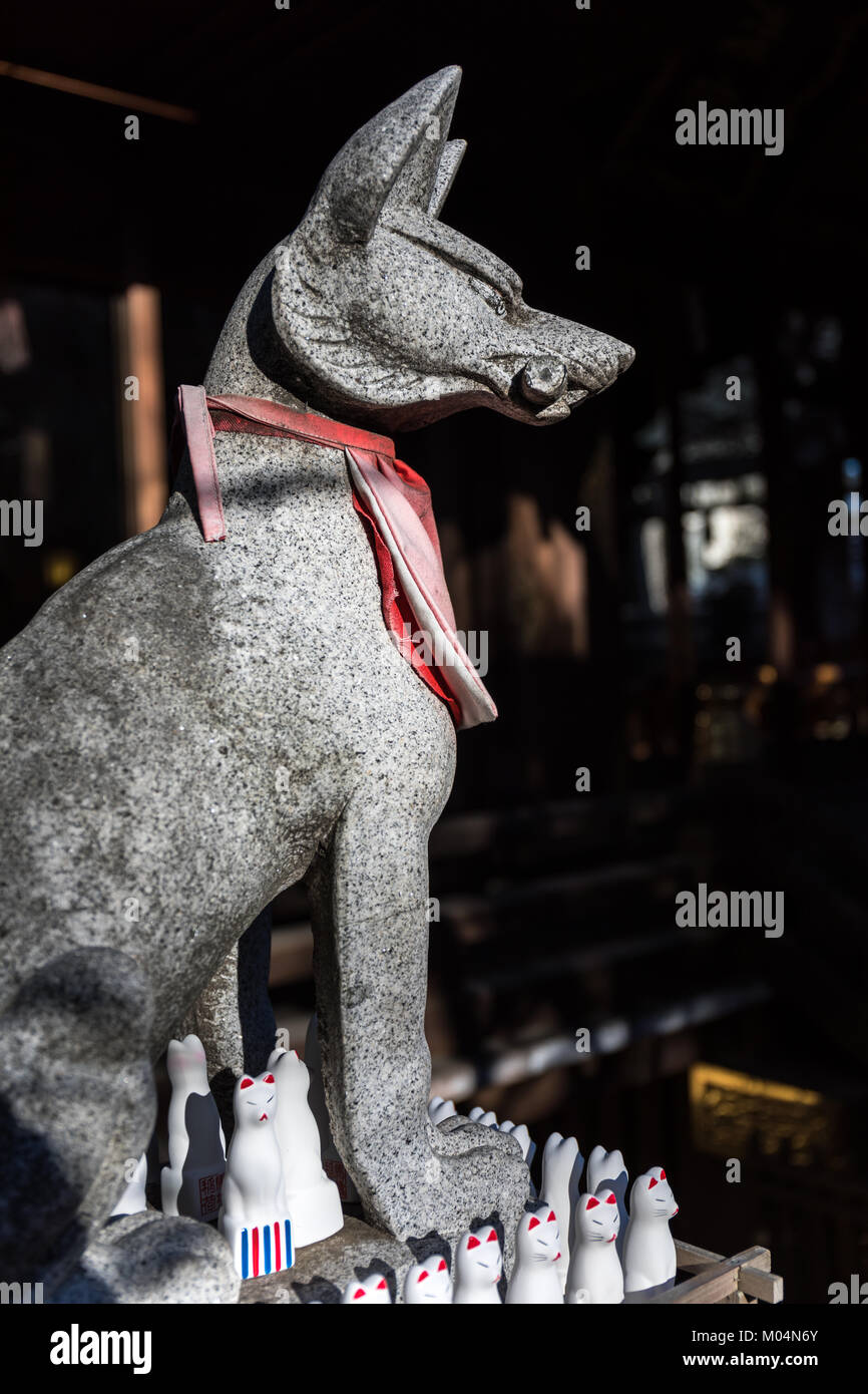 Fox dieu statue (Okami), Mabashi Inari Inari, Suginami, Tokyo Banque D'Images