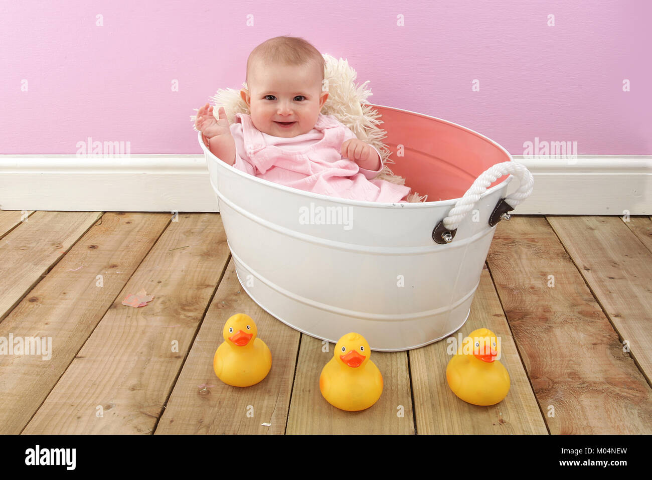 6 mois petite fille dans vintage tin baignoire Banque D'Images