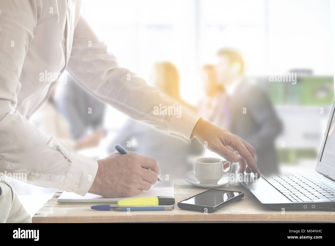 L'homme d'affaires travaillant dans un projet sur un ordinateur de bureau. L'intérieur du bureau. Copie vide de l'espace pour l'éditeur de texte. Banque D'Images