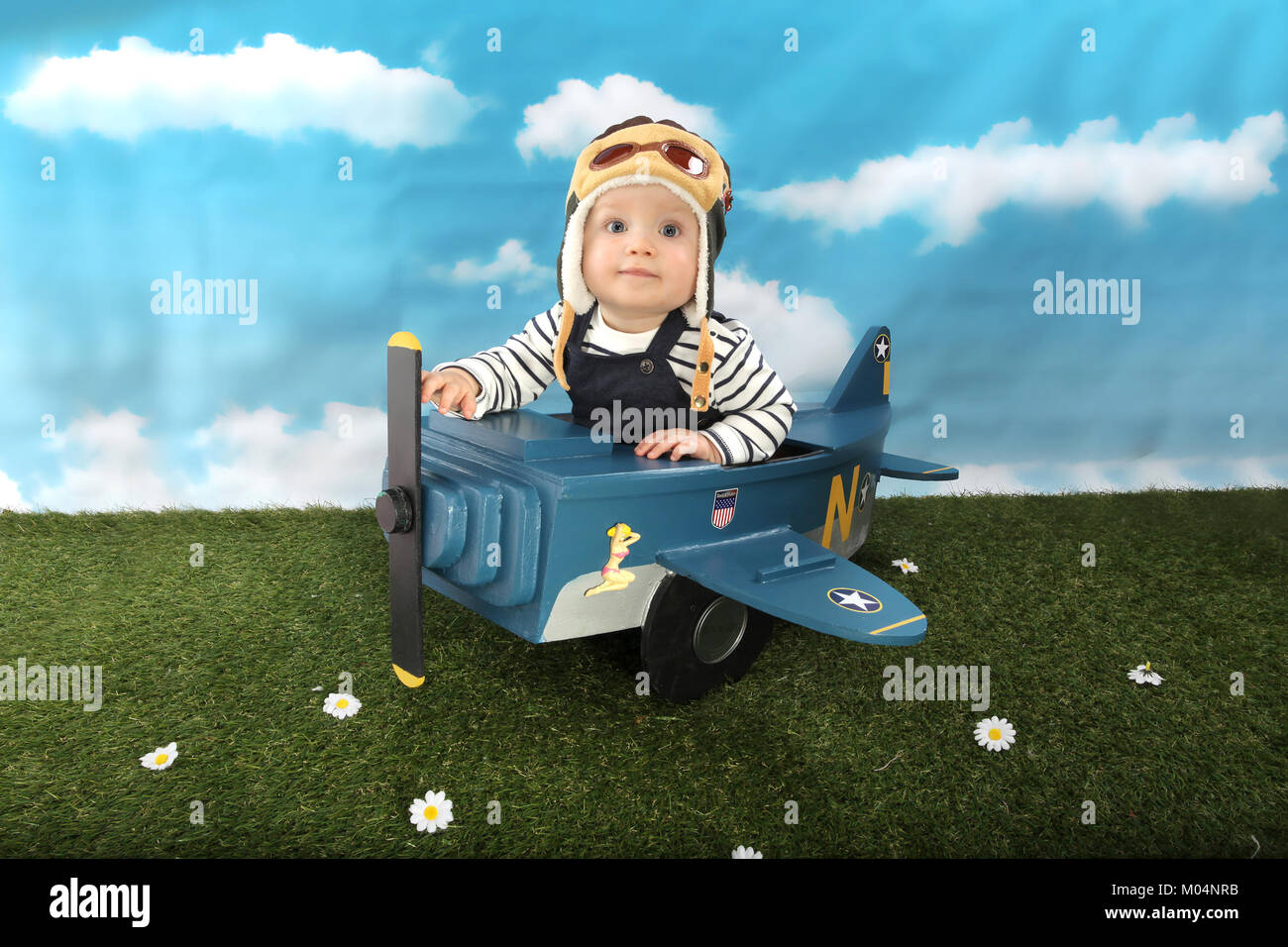 Un bébé de 9 mois Garçon jouant dans la plaine de chasse jouet enfant, jeu  de rôle, pilot Photo Stock - Alamy