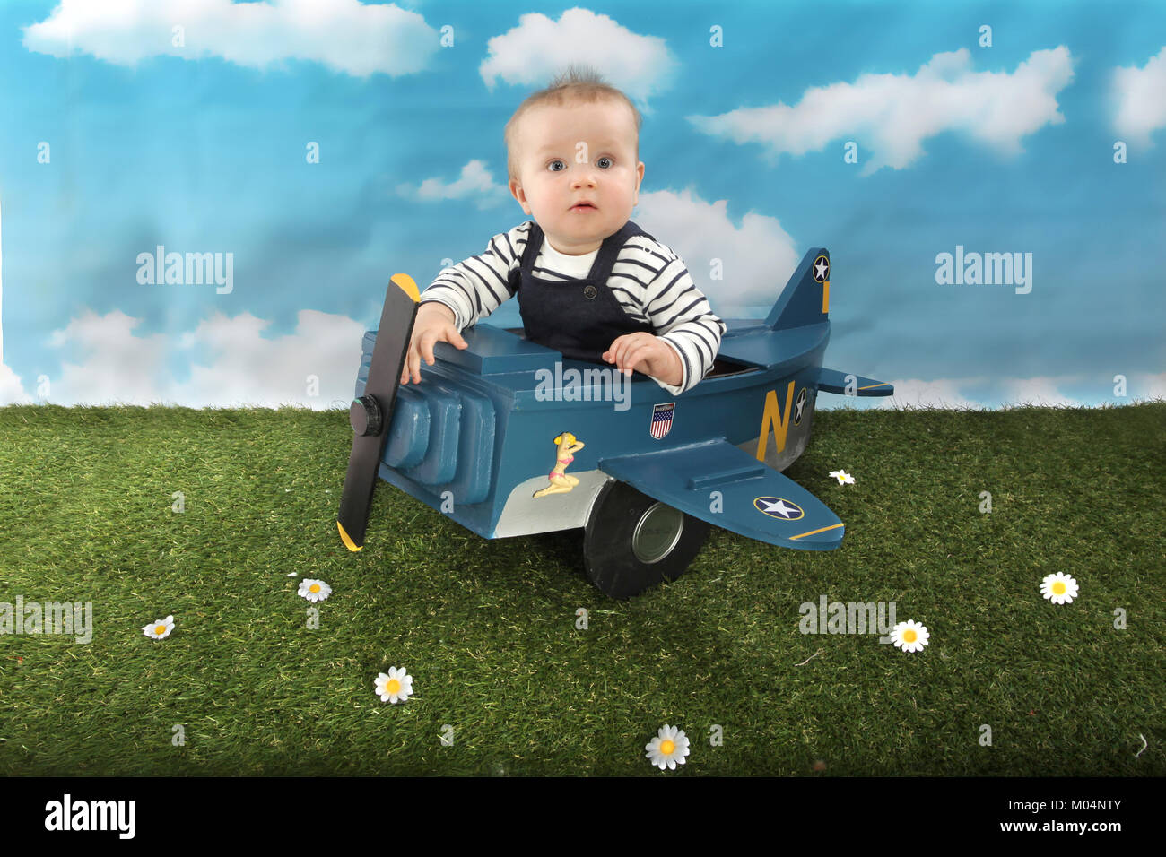 Un bébé de 9 mois Garçon jouant dans la plaine de chasse jouet enfant, jeu  de rôle, pilot Photo Stock - Alamy