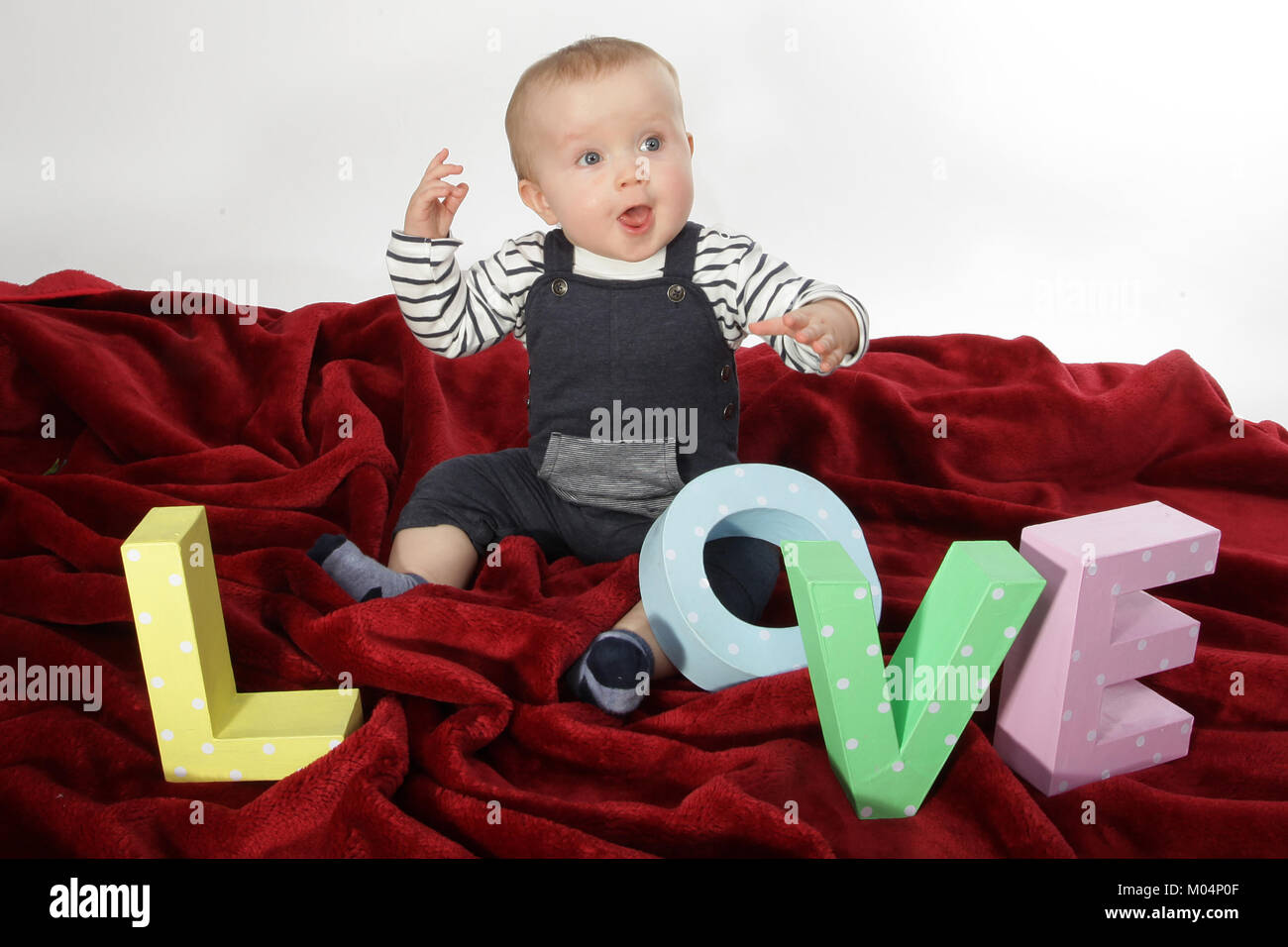Un bébé de 9 mois Garçon jouant avec grandes lettres Banque D'Images