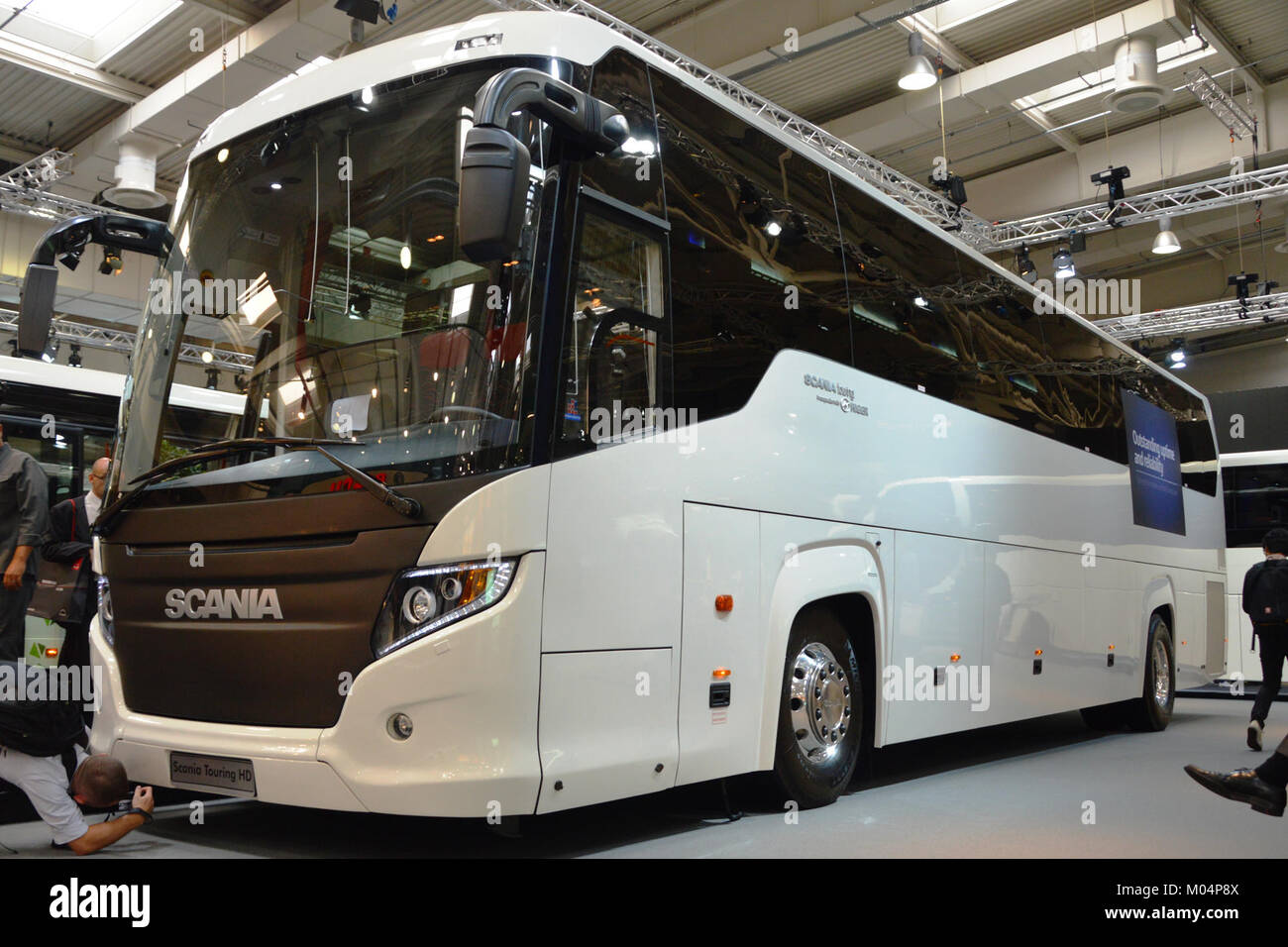 Le 2014 Scania Touring bus, connu pour son design et sa fonction dans le transport de passagers, offre un confort moderne et des caractéristiques de sécurité pour les voyageurs. Banque D'Images