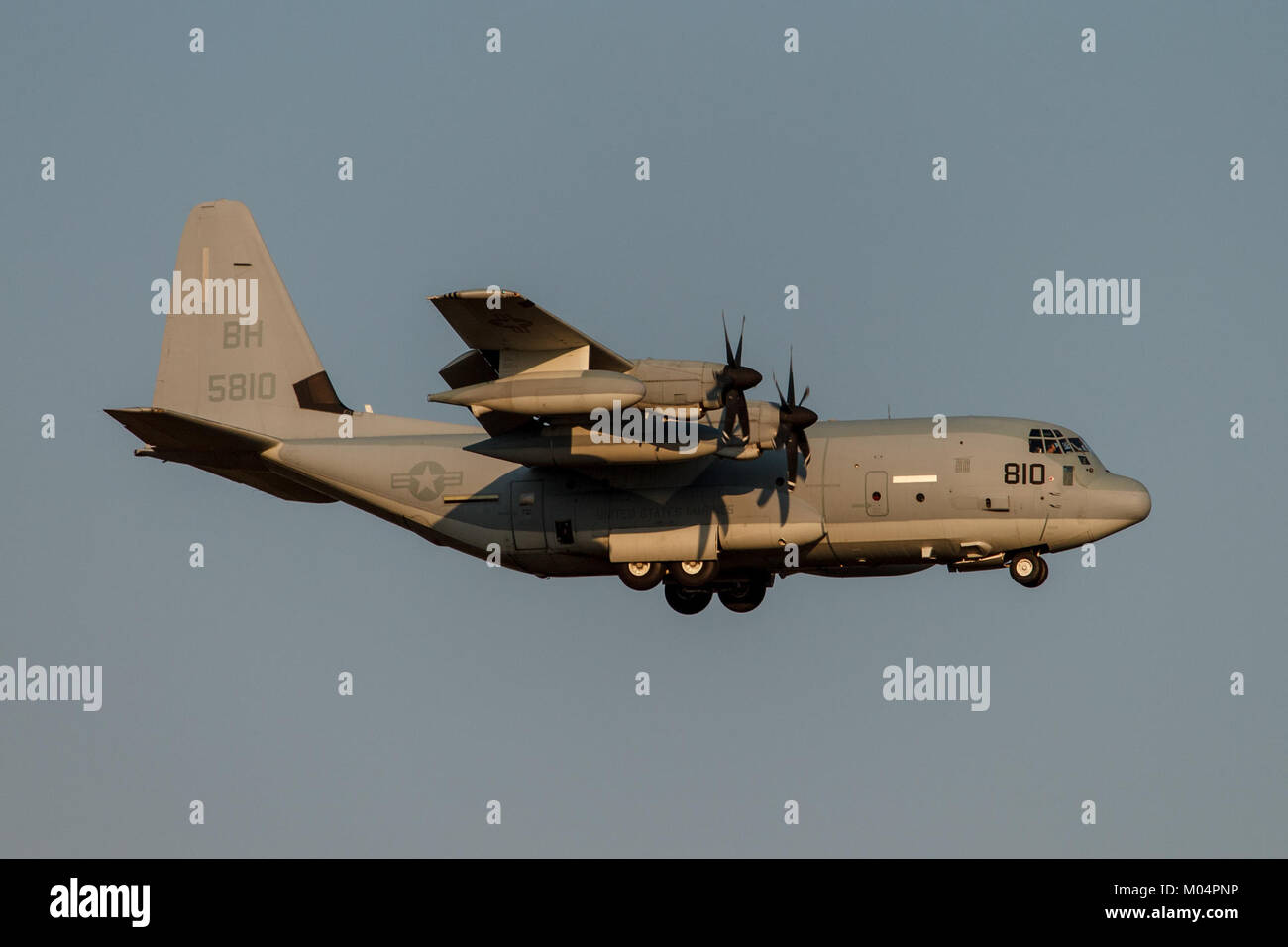 Le C-130J Hercules est un avion de transport militaire polyvalent utilisé par diverses forces aériennes du monde entier. Le C-130J stationné à Tinker Air Force base fait partie de la flotte de l’US Air Force, servant dans la logistique, le transport aérien et les opérations tactiques. Sa conception permet des capacités de décollage et d'atterrissage courts, ce qui le rend adapté à diverses missions, y compris l'aide humanitaire et les opérations de combat. Banque D'Images
