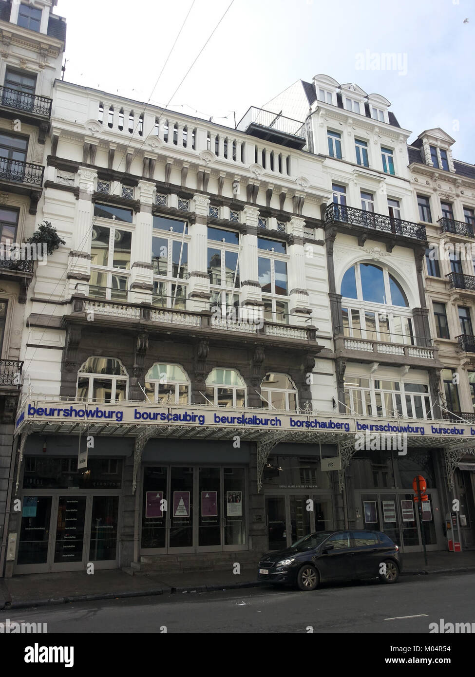 Photographie du Beursschouwburg de Bruxelles, lieu culturel connu pour ses performances contemporaines et ses événements artistiques, mettant en valeur son architecture moderne. Banque D'Images