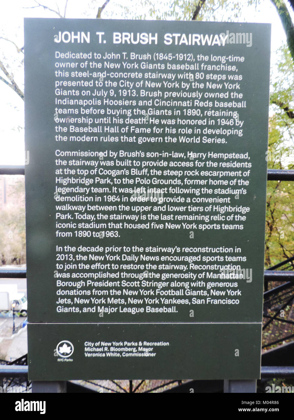 Un panneau d'escalier en brosse se réfère généralement à un panneau peint ou artisanal souvent utilisé dans les contextes architecturaux pour guider les gens vers les escaliers. Ces enseignes sont fonctionnelles mais peuvent également servir à des fins décoratives, en particulier dans les bâtiments anciens ou historiques. Banque D'Images