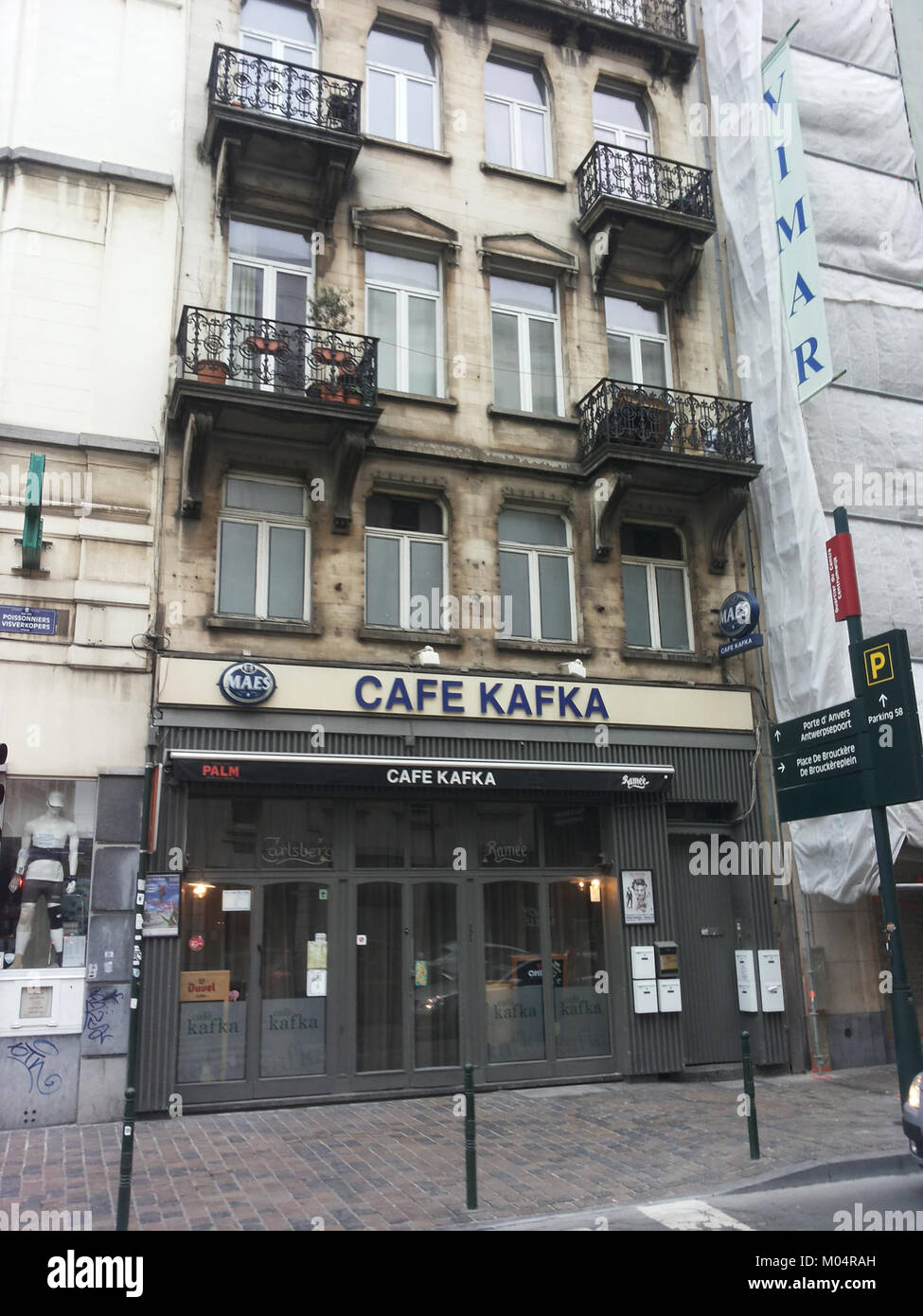 Brussel-Cafe Kafka est un célèbre cafÃ© à Bruxelles, nommé d'après le célèbre écrivain Franz Kafka. Il est reconnu pour son ambiance et son lien culturel avec la littérature. Banque D'Images