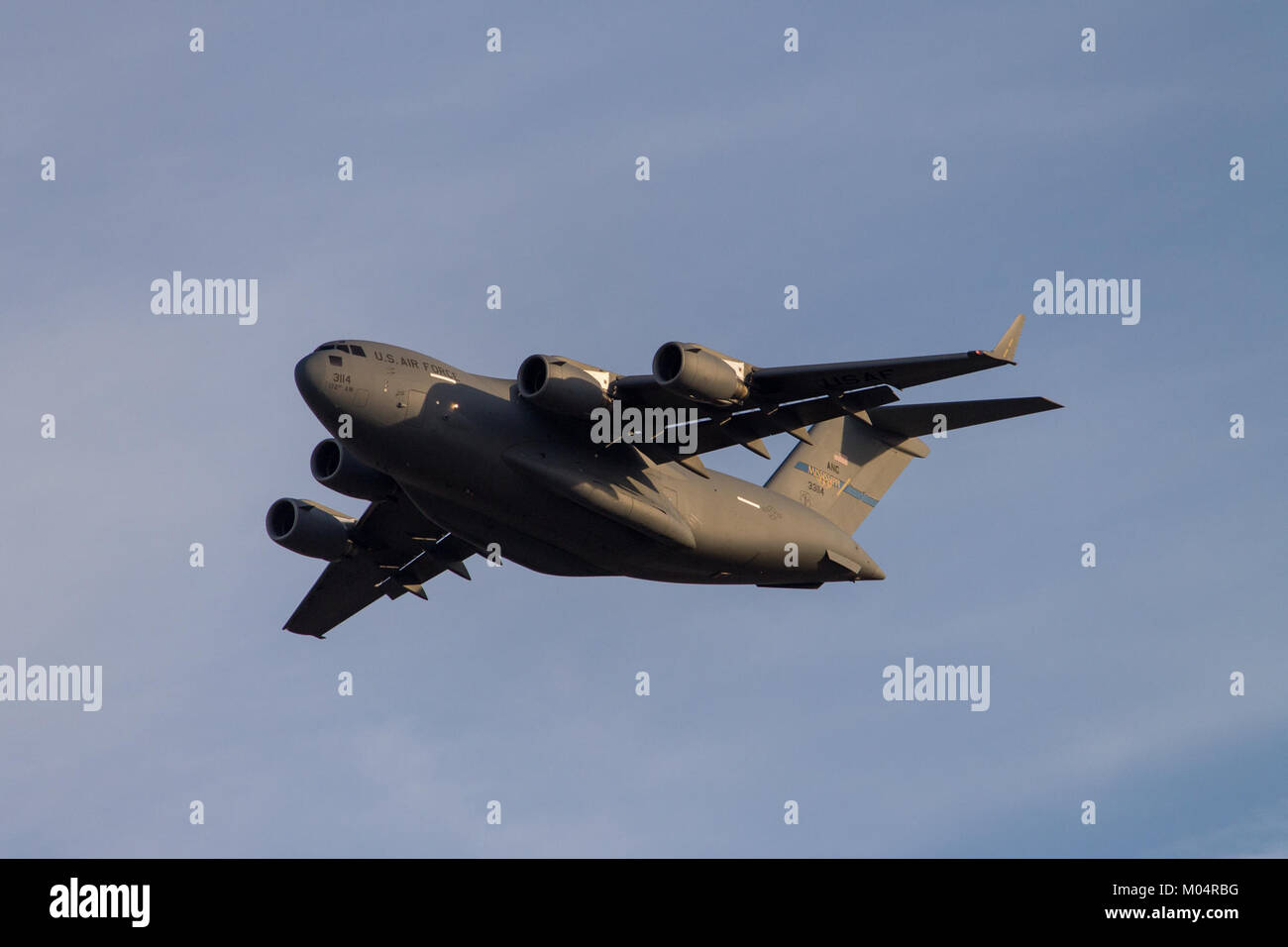 Une photographie capturant le décollage d'un avion C-17 Globemaster III de la base aérienne Tinker. Le C-17 est un gros avion de transport militaire utilisé par l'US Air Force pour des opérations de transport aérien stratégique. Banque D'Images