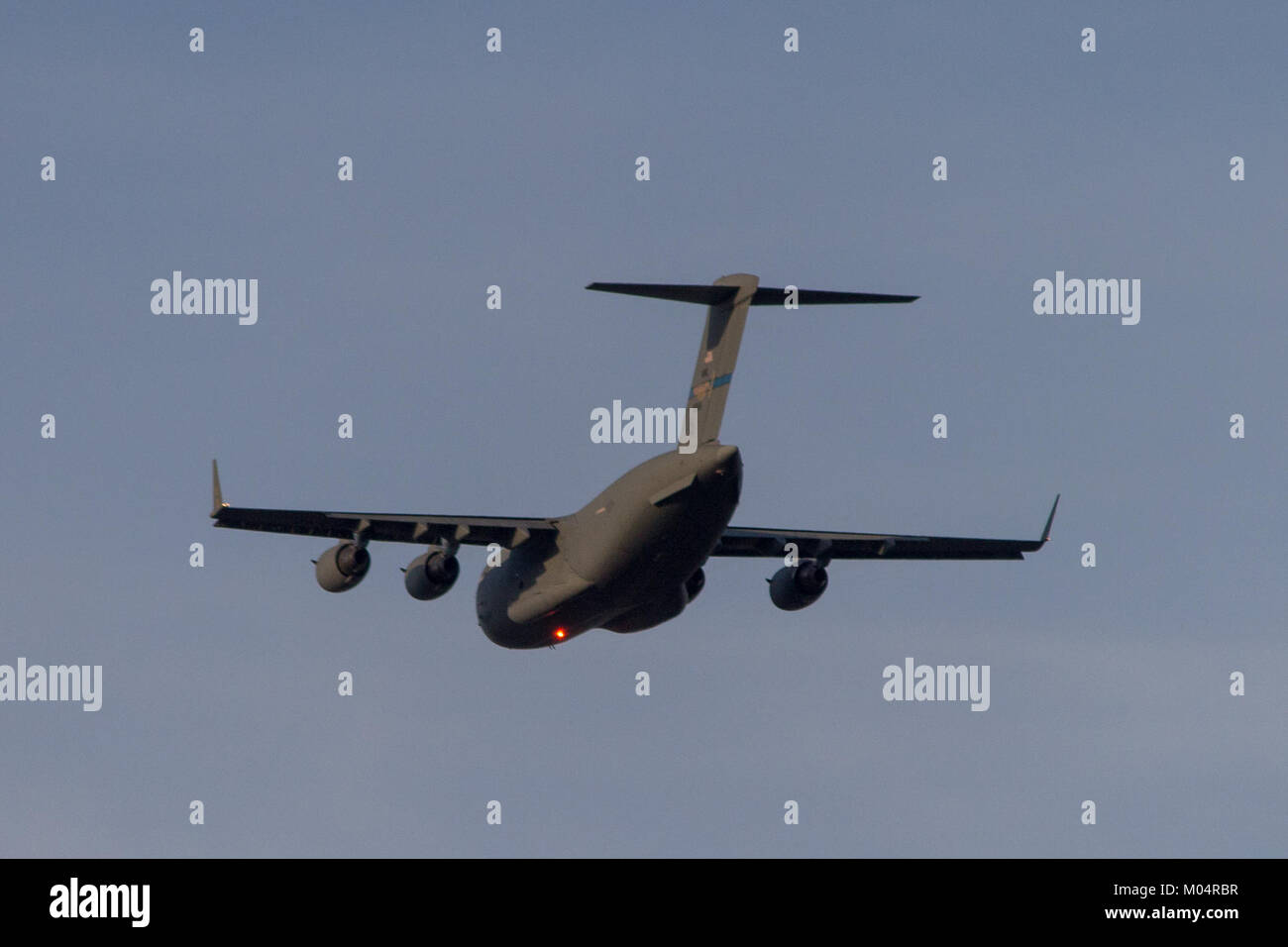 Un avion de transport militaire C-17 Globemaster III décolle de la base aérienne Tinker en Oklahoma. Cet avion est utilisé par l'US Air Force pour des missions de transport aérien et est connu pour sa grande capacité de fret et sa polyvalence. Banque D'Images