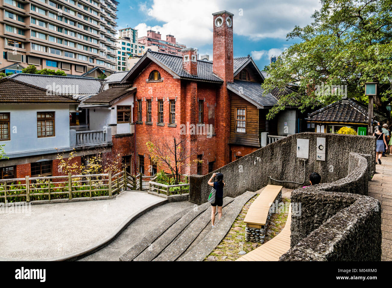 Un touriste prend une photo de l'Beitou Hot Spring Museum à Taipei, Taiwan. Banque D'Images