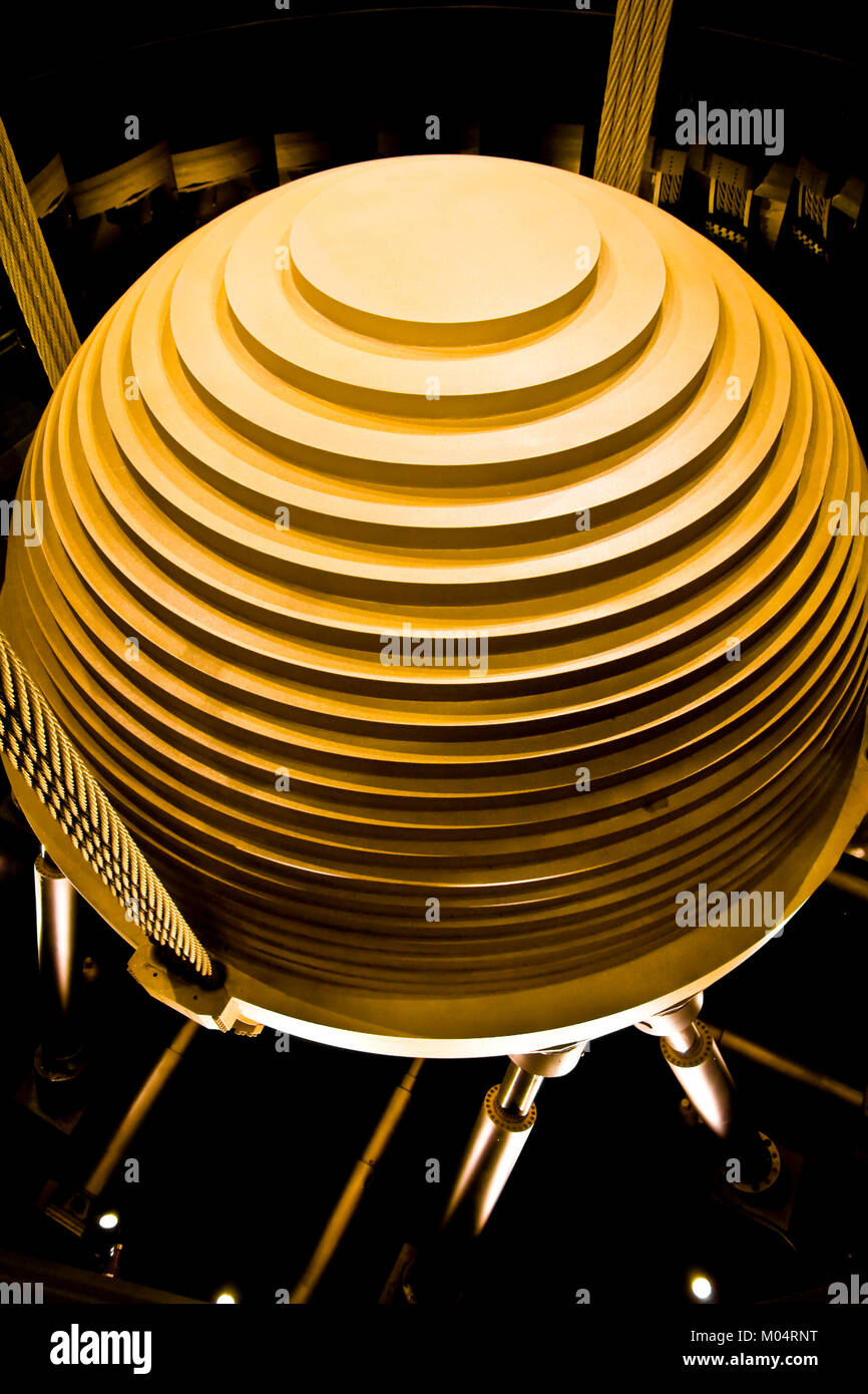 Les 660 tonnes d'acier doré pendule qui sert d'amortisseur de l'écoute (DMT). Elle stabilise la tour contre les mouvements causés par des vents violents. Banque D'Images