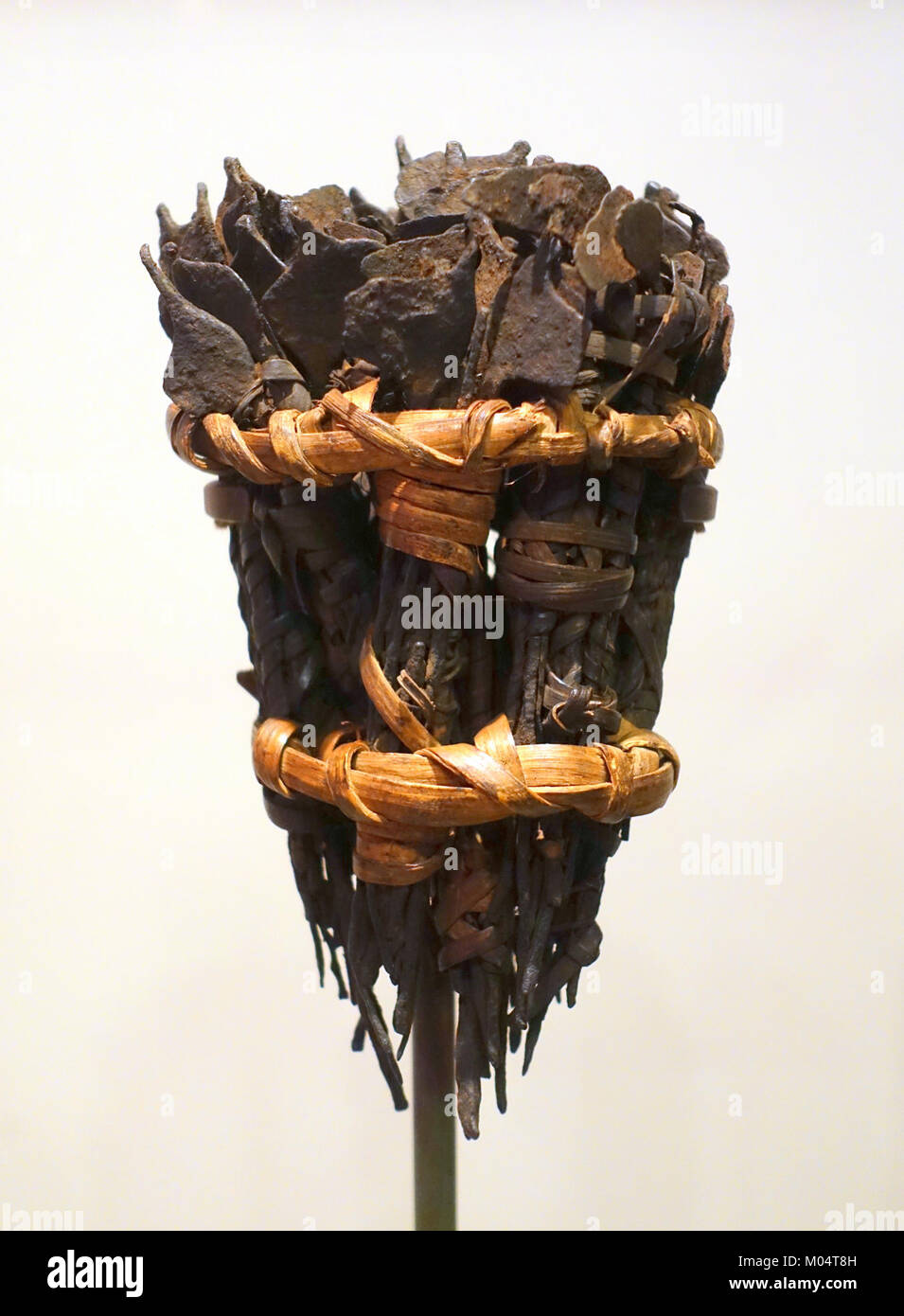 Ce paquet de richesse de la mariée, fait de lames de fer et de fibres, représente les pratiques culturelles du peuple Fang du Gabon et du Cameroun. C'est un artefact de la fin des années 1800, actuellement conservé au Musée national d'histoire naturelle. Banque D'Images