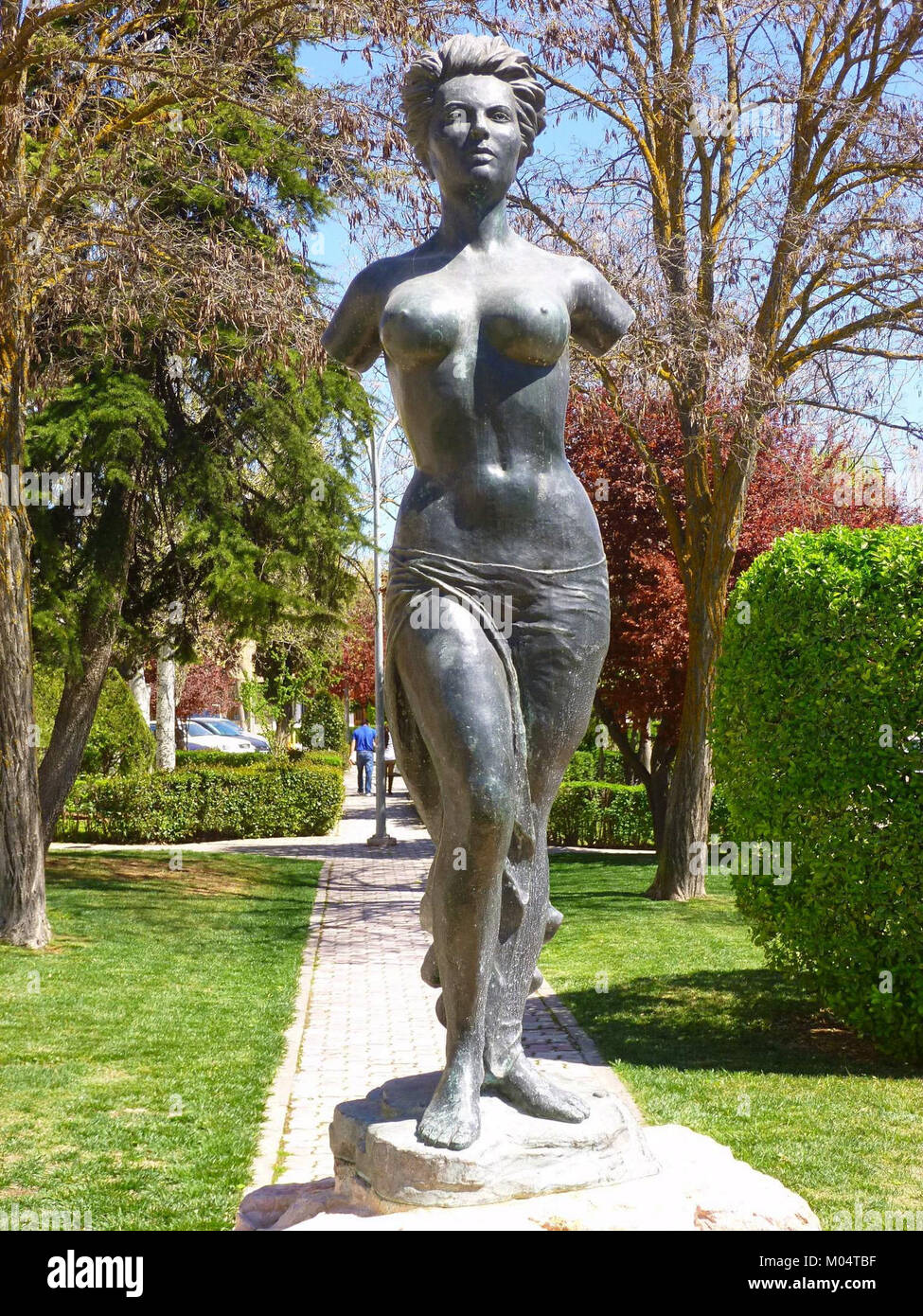 Le Monument à Sara Montiel à Campo de Criptana, en Espagne, honore l'héritage de l'actrice espagnole emblématique. Cette statue commémore sa contribution au cinéma espagnol et son impact culturel au milieu du XXe siècle. Banque D'Images