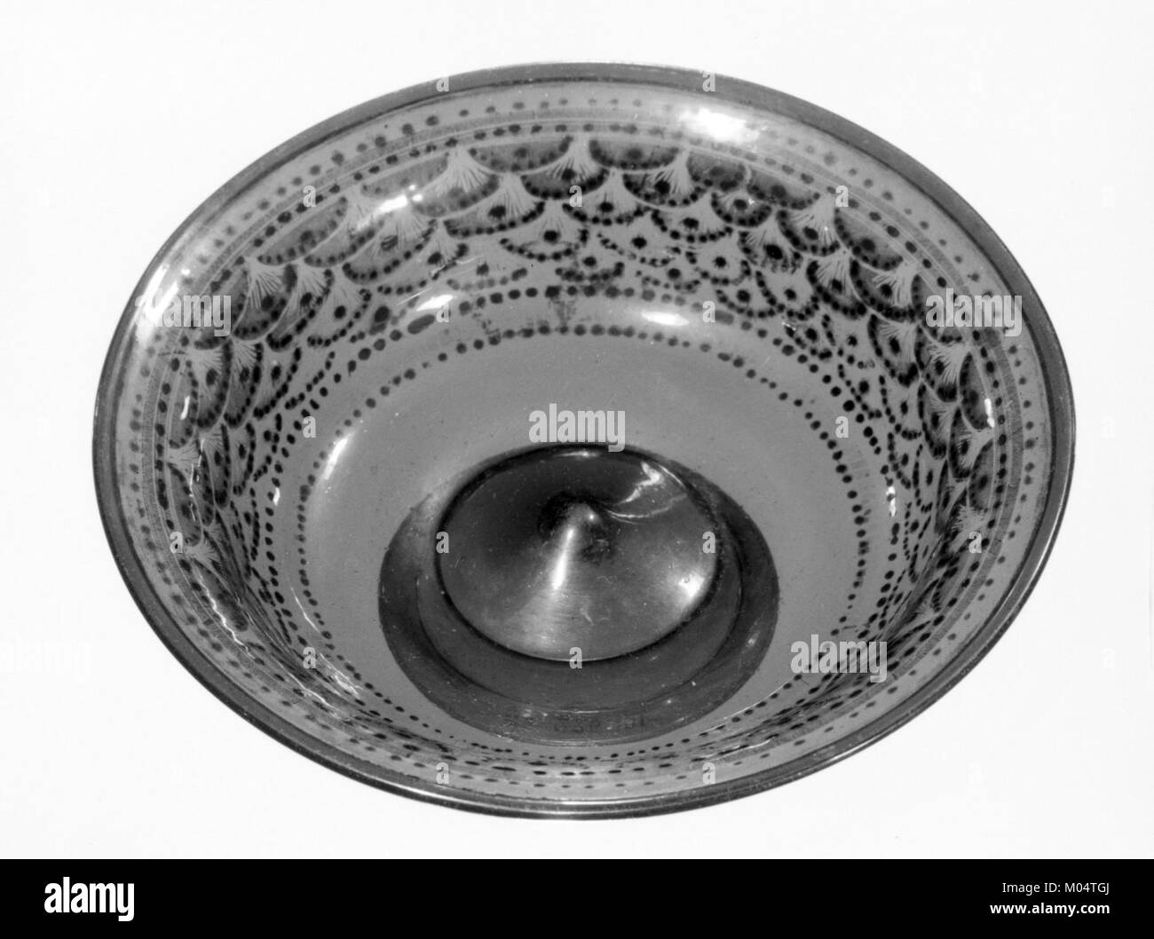 Ce bol, qui fait partie de la collection MET, arbore un motif écaille de poisson et illustre le savoir-faire artistique de son époque, représentant les tendances culturelles et décoratives de son époque. Banque D'Images