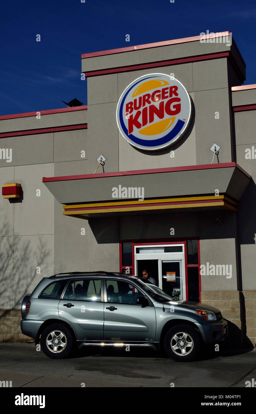 L'image montre un drive Burger King, un service de restauration rapide où les clients commandent et reçoivent de la nourriture de leur véhicule. Le drive est un service populaire et pratique. Banque D'Images
