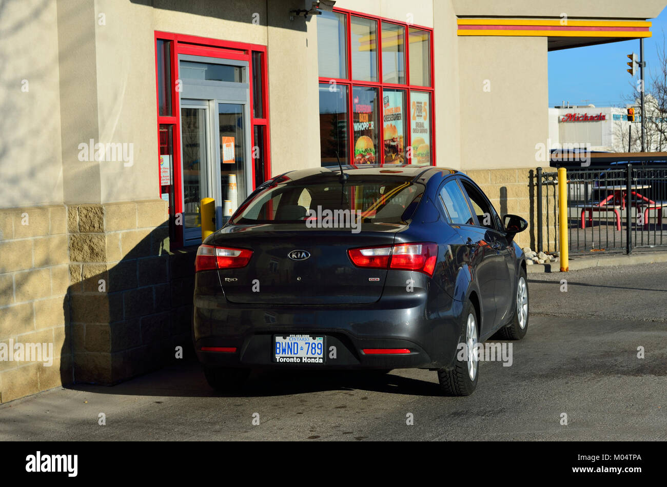 Le drive-in Burger King est un service de restauration rapide qui permet aux clients de commander et de recevoir de la nourriture dans leur véhicule, que l'on trouve généralement dans les succursales Burger King. Banque D'Images