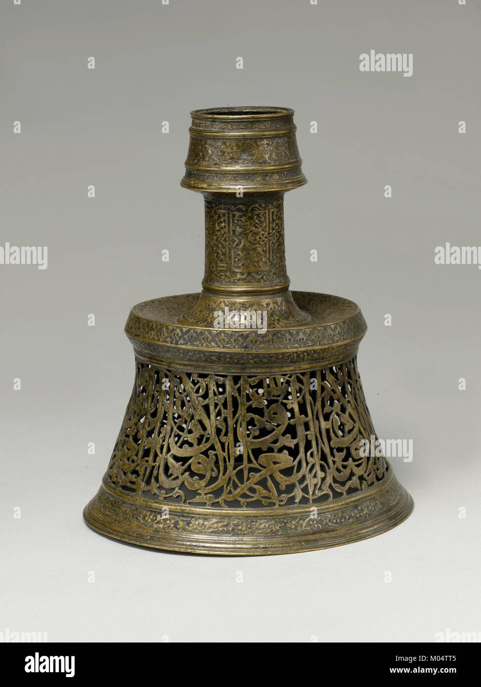 Ce chandelier, inscrit avec des vœux de bonne fortune, de paix et de bonheur, est une pièce décorative avec une signification culturelle. Il incarne des sentiments de bien-être et est apprécié pour sa valeur esthétique et symbolique. Banque D'Images