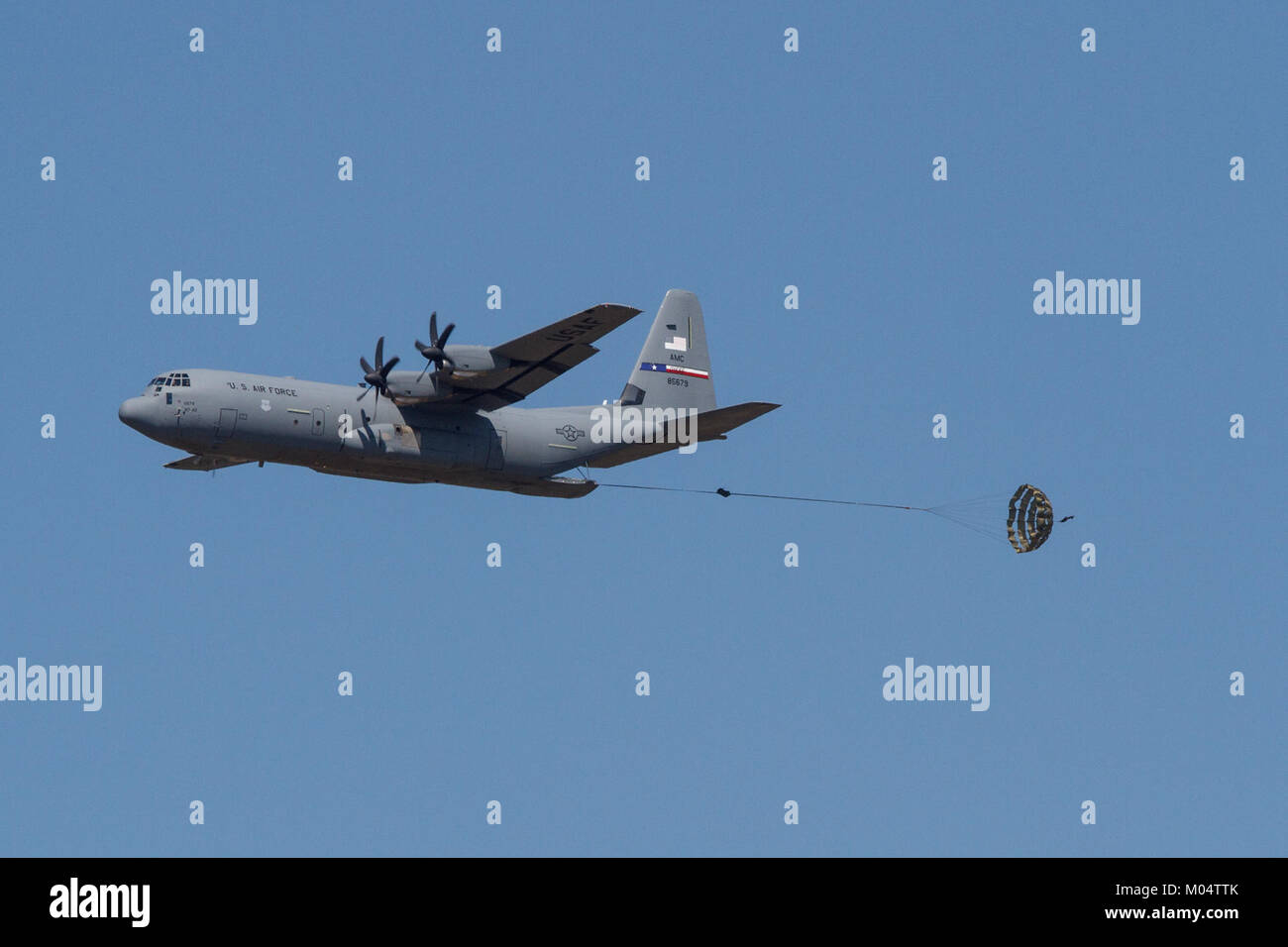 Le C-130J Super Hercules, un avion de transport militaire, est montré effectuant un largage aérien à la base aérienne de Dyess en 2015. L’opération met en valeur la capacité de aircraftâ€™ en matière de déploiement stratégique et de logistique militaire. Banque D'Images