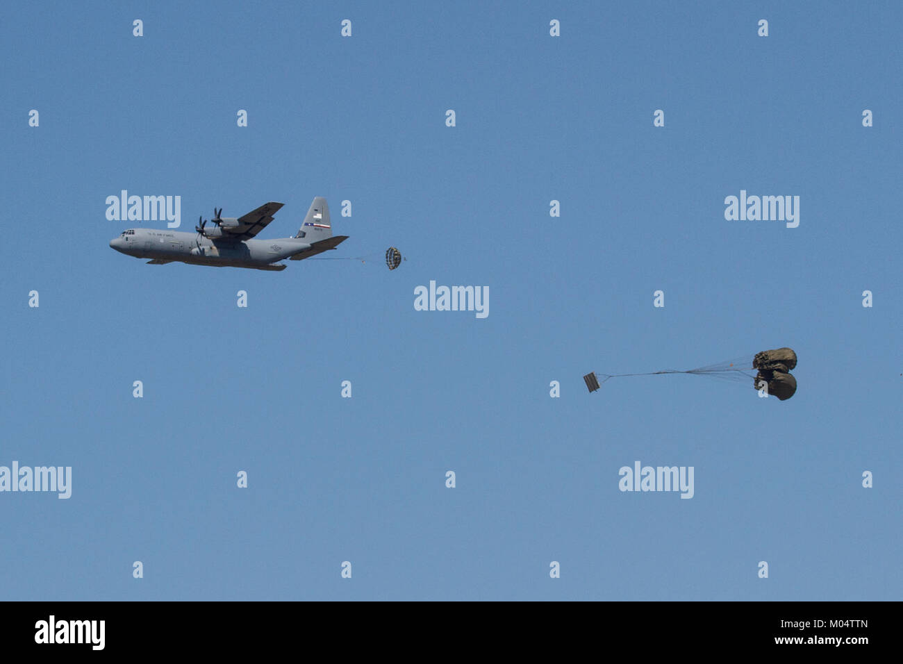 Photographie d'un avion C-130J Super Hercules affecté au 317e groupe de transport aérien à la base aérienne de Dyess, Texas, effectuant une opération de largage au cours d'un exercice d'entraînement en 2015. Banque D'Images
