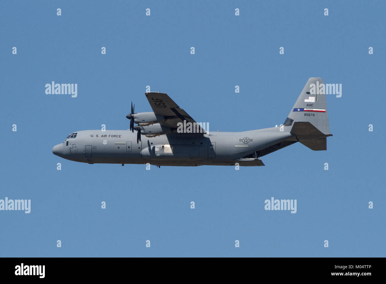 Le C-130J Super Hercules effectue un largage aérien au-dessus de la base aérienne de Dyess en 2015, démontrant ses capacités militaires et son rôle dans le déploiement de fret et de personnel. Banque D'Images