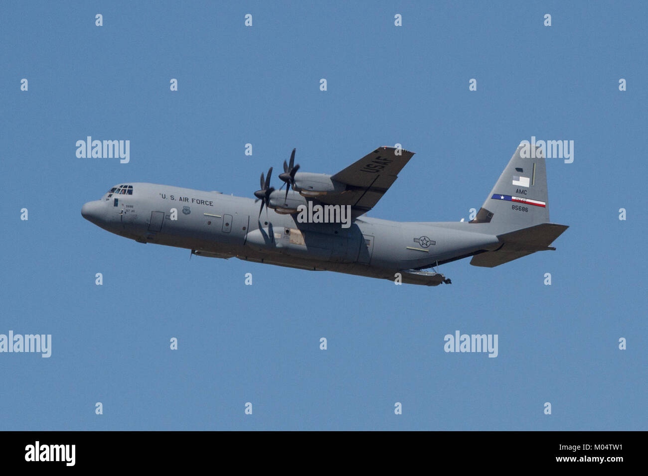 Le C-130J Super Hercules est un avion de transport militaire polyvalent. Cette image de la base aérienne de Dyess en 2015 montre l'avion effectuant une opération de largage aérien, un aspect clé de sa capacité. Banque D'Images