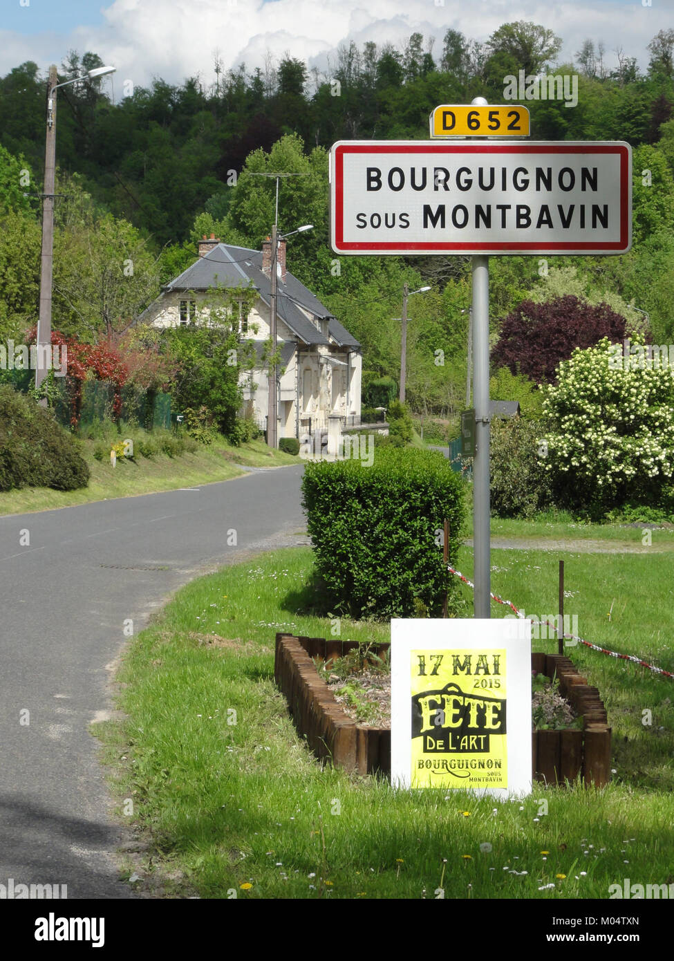 Bourguignon-sous-Montbavin, située dans le département de l'Aisne, est une petite commune avec sa propre identité culturelle et historique. Le panneau de limite de ville marque la limite de cette commune. Banque D'Images