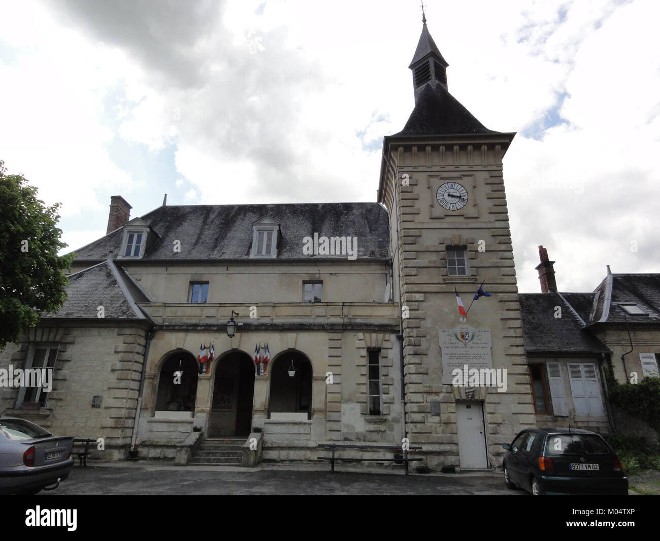 La mairie de Bourguignon-sous-Montbavin est située dans le département de l'Aisne. Il sert de centre administratif à la commune, une petite communauté rurale connue pour ses paysages pittoresques et ses bâtiments historiques. Banque D'Images