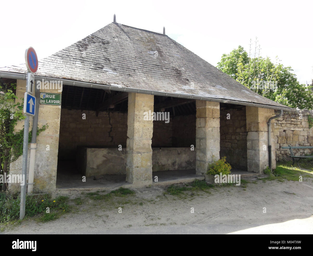 Le lavoir à Bourguignon-sous-Montbavin, situé dans l'Aisne, est un lavoir historique. Il représente la vie rurale en France et l’importance des espaces communaux dans la vie villageoise au cours des siècles précédents. Banque D'Images