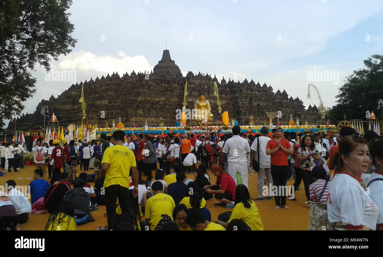 Borobudur Temple en Indonésie est un site bouddhiste renommé, célèbre pour ses sculptures complexes et sa structure massive. Le jour du Vesak, il devient un point focal pour les rituels et les cérémonies bouddhistes, marquant la naissance, l'illumination et la mort de Bouddha. Banque D'Images