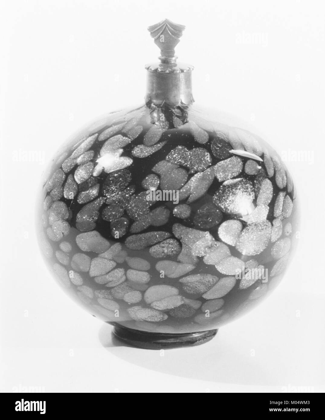 La bouteille MET 119048 est un artefact catalogué dans la collection du Museum of Modern Art. C'est un exemple de la conception artistique de la verrerie, mettant en valeur l'artisanat et les principes de conception. Banque D'Images