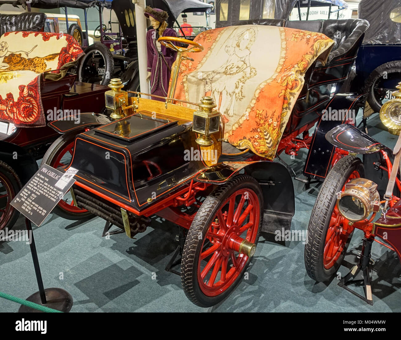 L'automobile de tourisme Cadillac 1904 à entrée arrière est un véhicule historique avec un moteur à essence monocylindre de 7-10 CH. Il est exposé au Luray Caverns car and Carriage Museum, en Virginie. Banque D'Images