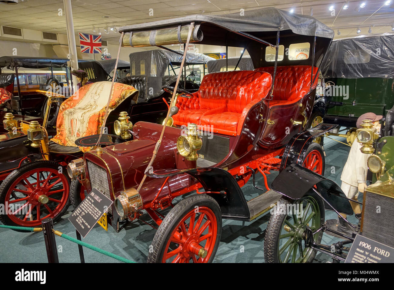L'automobile Cadillac double Tulip Touring 1906 est un véhicule historique fabriqué par Cadillac Motor car Co., Detroit. Il dispose d'un moteur à essence monocylindre de 7 CH et fait partie de la collection du Luray Caverns car and Carriage Museum en Virginie, qui présente l'ingénierie automobile du début du XXe siècle. Banque D'Images
