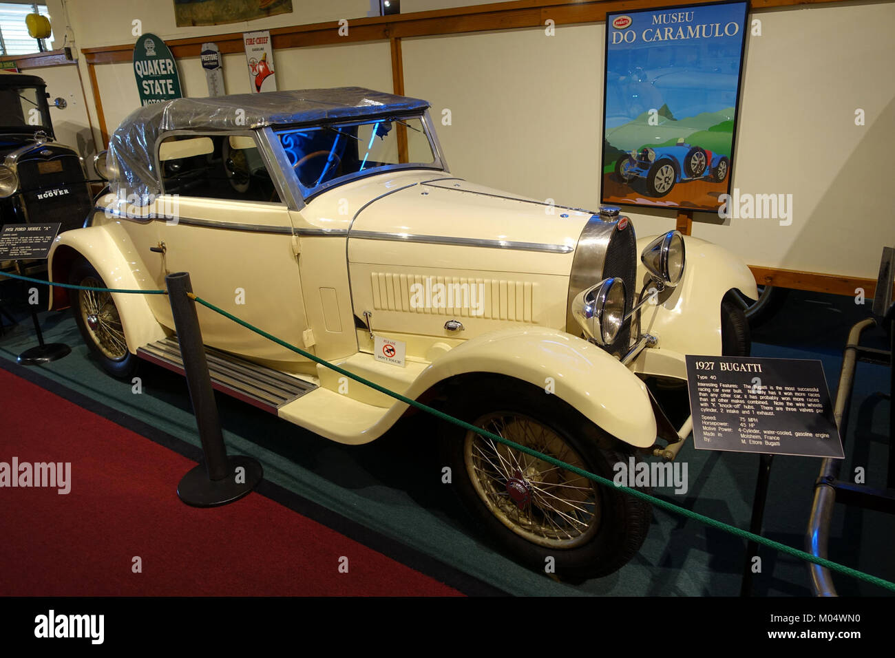 La Bugatti type 40 1927, fabriquée par Ettore Bugatti à Molsheim, en France, est équipée d'un moteur à essence 4 cylindres de 45 ch. Il fait partie de la collection du Luray Caverns car and Carriage Museum à Luray, en Virginie, représentant l'ingénierie automobile classique. Banque D'Images