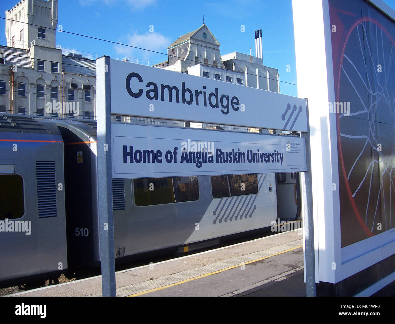 Une photographie capturant une vue panoramique de Cambridge, montrant ses bâtiments historiques, sa rivière et sa végétation luxuriante. L'image souligne le mélange de nature et d'architecture de la ville. Banque D'Images