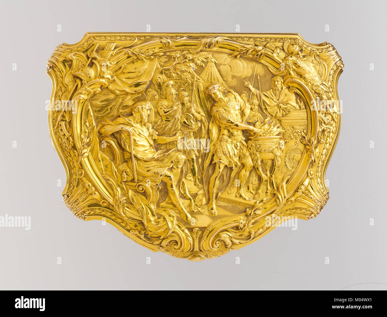 Cet artefact, une boîte de l'époque romaine, représente la scène légendaire de Gaius Mucius Scaevola devant le roi étrusque Lars Porsena. L'œuvre illustre un moment de l'histoire romaine, où Mucius tente d'assassiner le roi, symbolisant la valeur et la résolution romaines. Banque D'Images