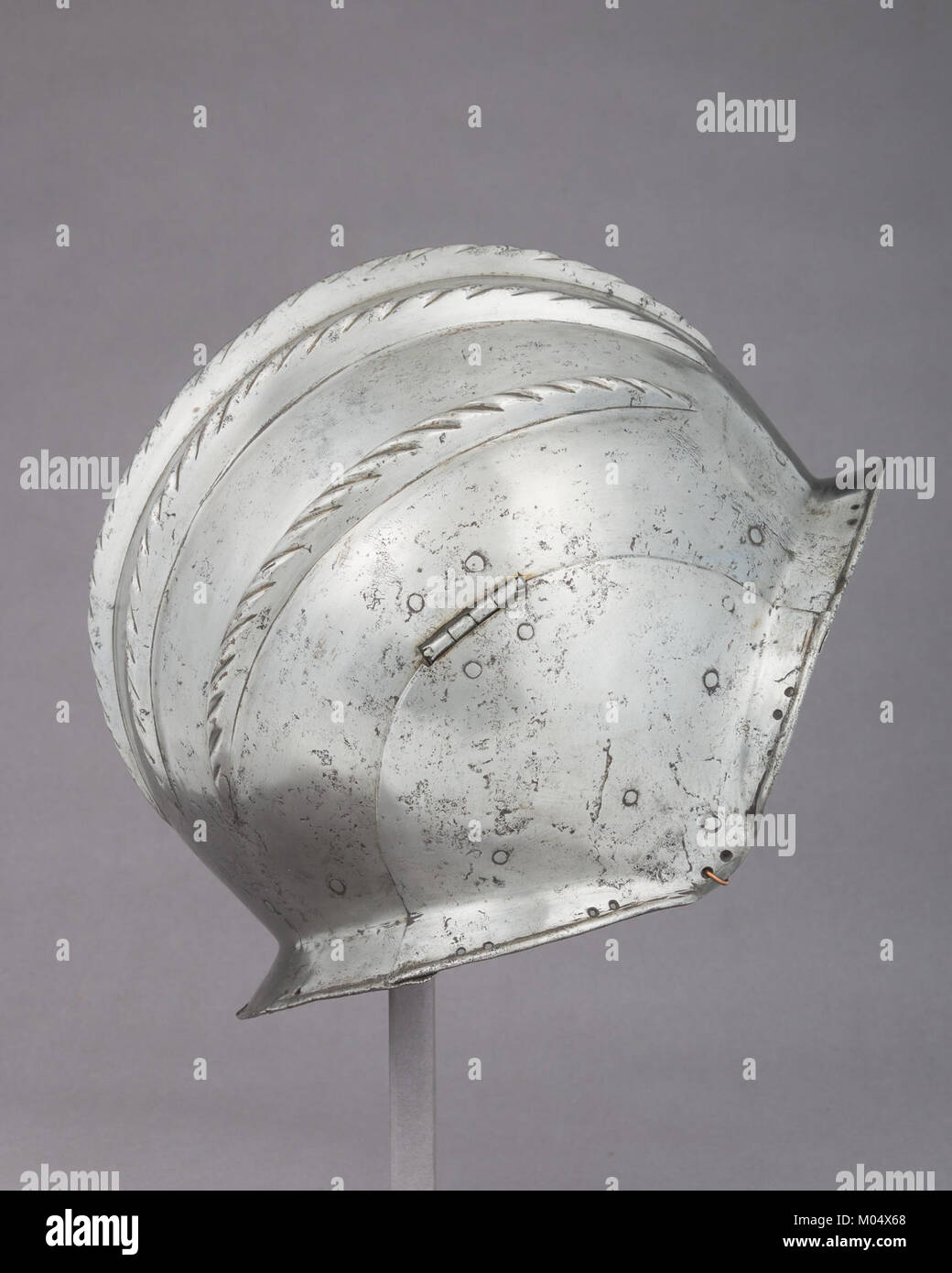 Le Burgonet, catalogué sous MET 14.25.552, est un casque historique exposé au Metropolitan Museum of Art. Cette pièce d'armure représente l'équipement défensif utilisé dans la guerre européenne, en particulier pendant la période de la Renaissance. Banque D'Images