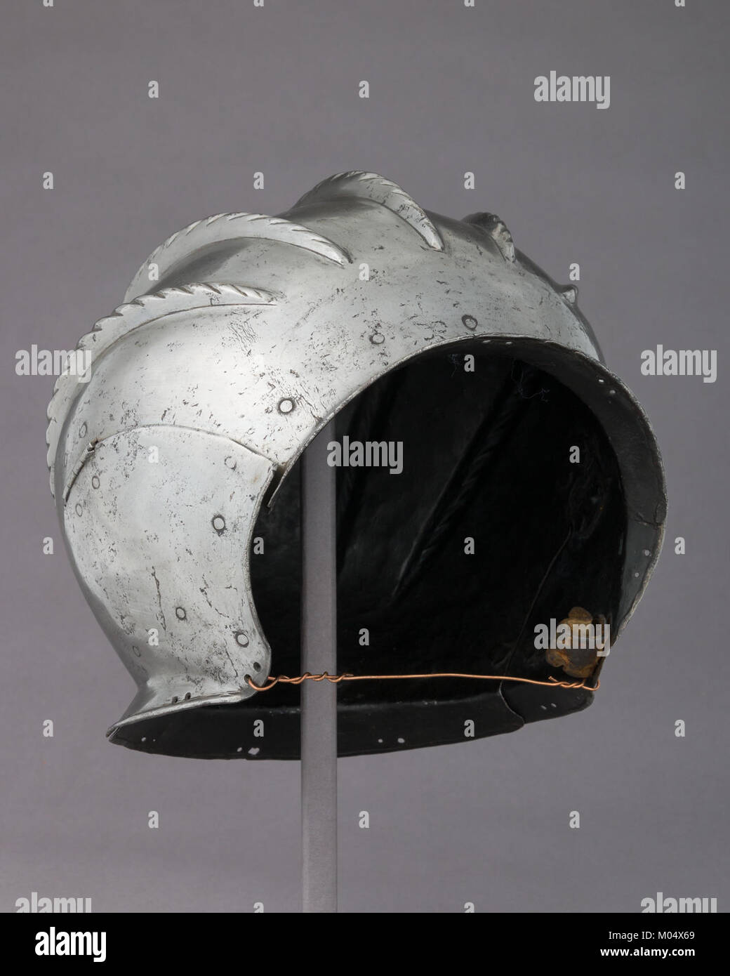 Le Burgonet est un type de casque européen du XVIe siècle, principalement utilisé au combat. Il est connu pour sa forme arrondie distinctive et la plaque frontale de protection, conçue pour protéger le porteur dans le combat. Banque D'Images