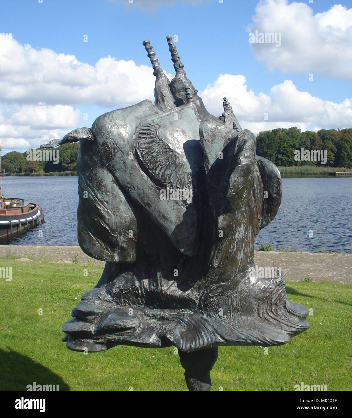 L'œuvre 'Wind in de Zeilen' à Brielle, aux pays-Bas, représente une représentation créative du vent et des voiles, intégrant des éléments naturels à l'expression artistique. Il fait partie d’une série d’œuvres d’art public qui mêlent des thèmes environnementaux et culturels. Banque D'Images