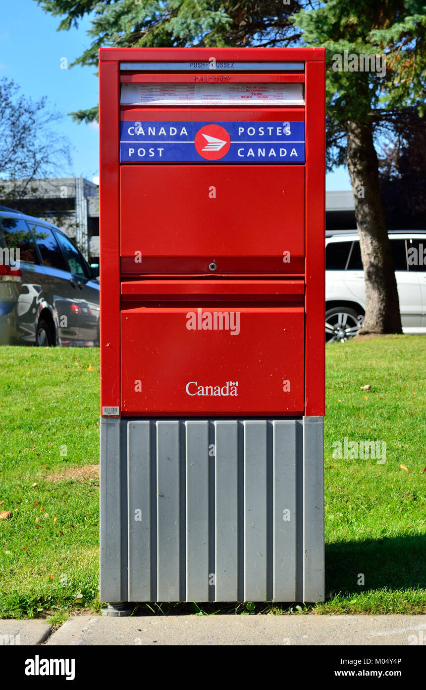 La boîte aux lettres de postes Canada est un spectacle familier à travers le Canada, utilisée pour la collecte et la livraison du courrier. Ces boîtes aux lettres sont conçues pour accueillir le vaste réseau postal du pays et assurer une communication fiable dans les zones urbaines et rurales. Banque D'Images