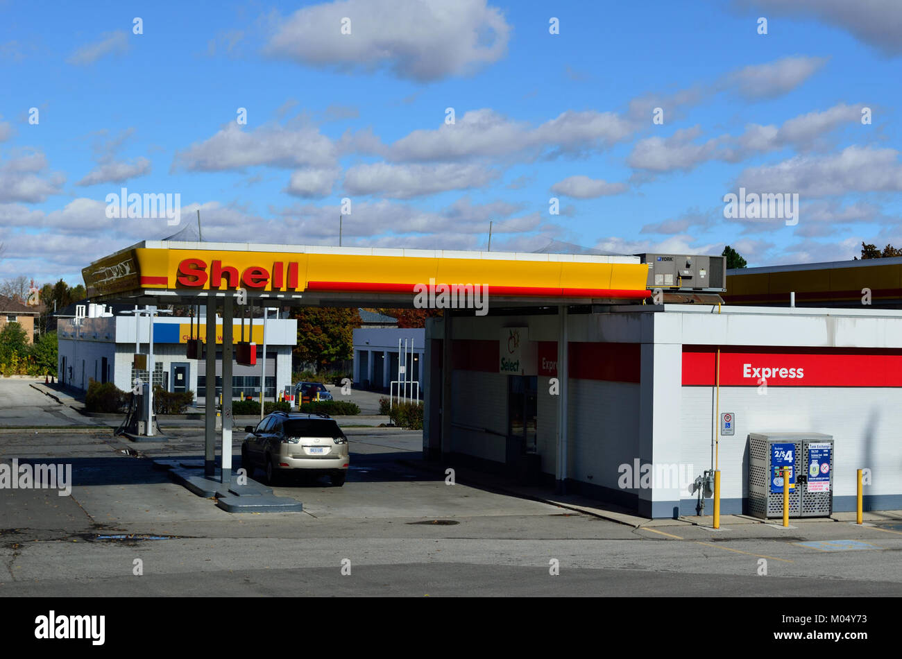 Cette photographie montre une station-service Shell située au Canada, qui fournit des services de carburant aux voyageurs. C'est une représentation typique des stations-service modernes en Amérique du Nord, mettant en évidence à la fois la commodité et l'accessibilité. Banque D'Images
