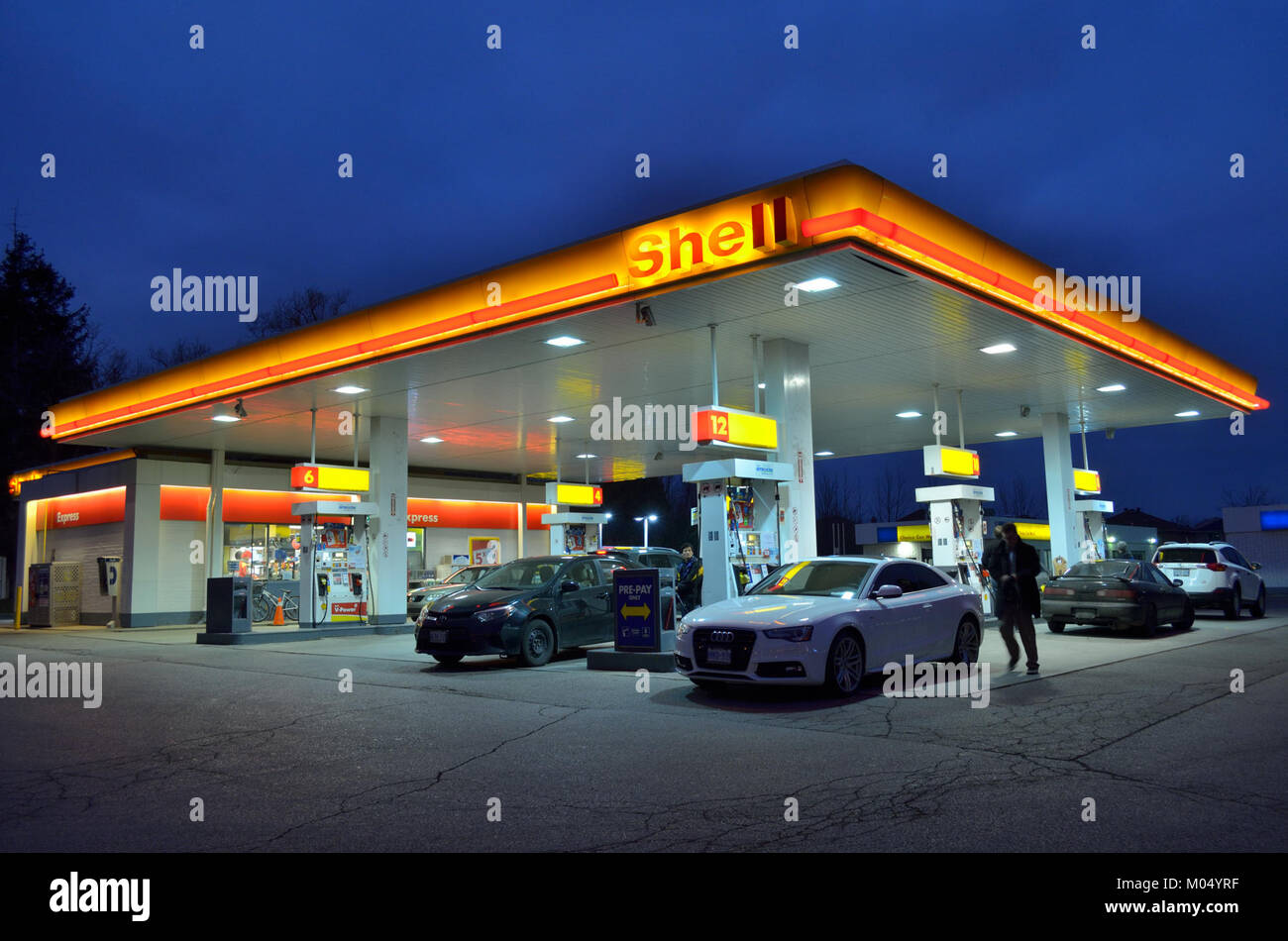 La station Shell 13 au Canada représente une station-service phare de la société Shell, reflétant la croissance de l'industrie gazière au Canada. Banque D'Images