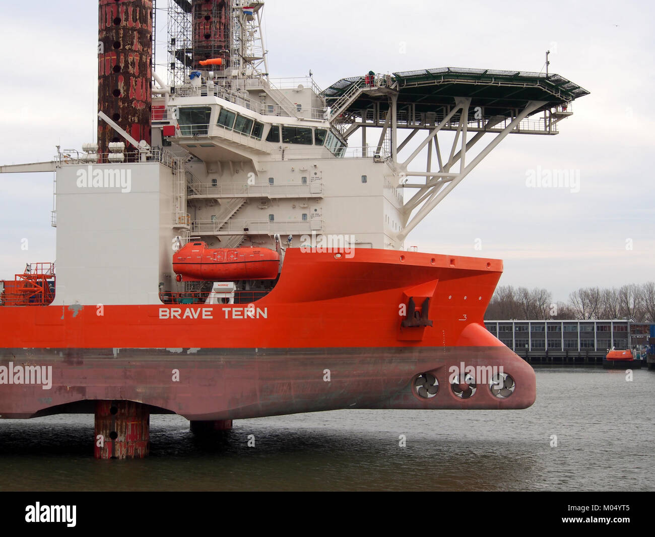 Le Brave Tern est un navire d'installation de parcs éoliens portant le numéro OMI 958378. Cette image montre le navire amarré au port de Rotterdam. La Brave Tern est utilisée pour l’installation d’éoliennes offshore, contribuant ainsi à l’infrastructure des énergies renouvelables en Europe. Banque D'Images