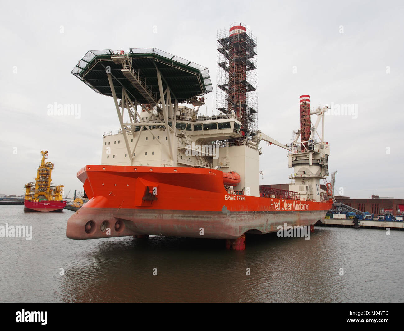 Une photographie du navire d’installation d’éoliennes offshore Brave Tern au port de Rotterdam. Ce navire fait partie de l'industrie des énergies renouvelables, utilisé pour l'installation d'éoliennes. Banque D'Images