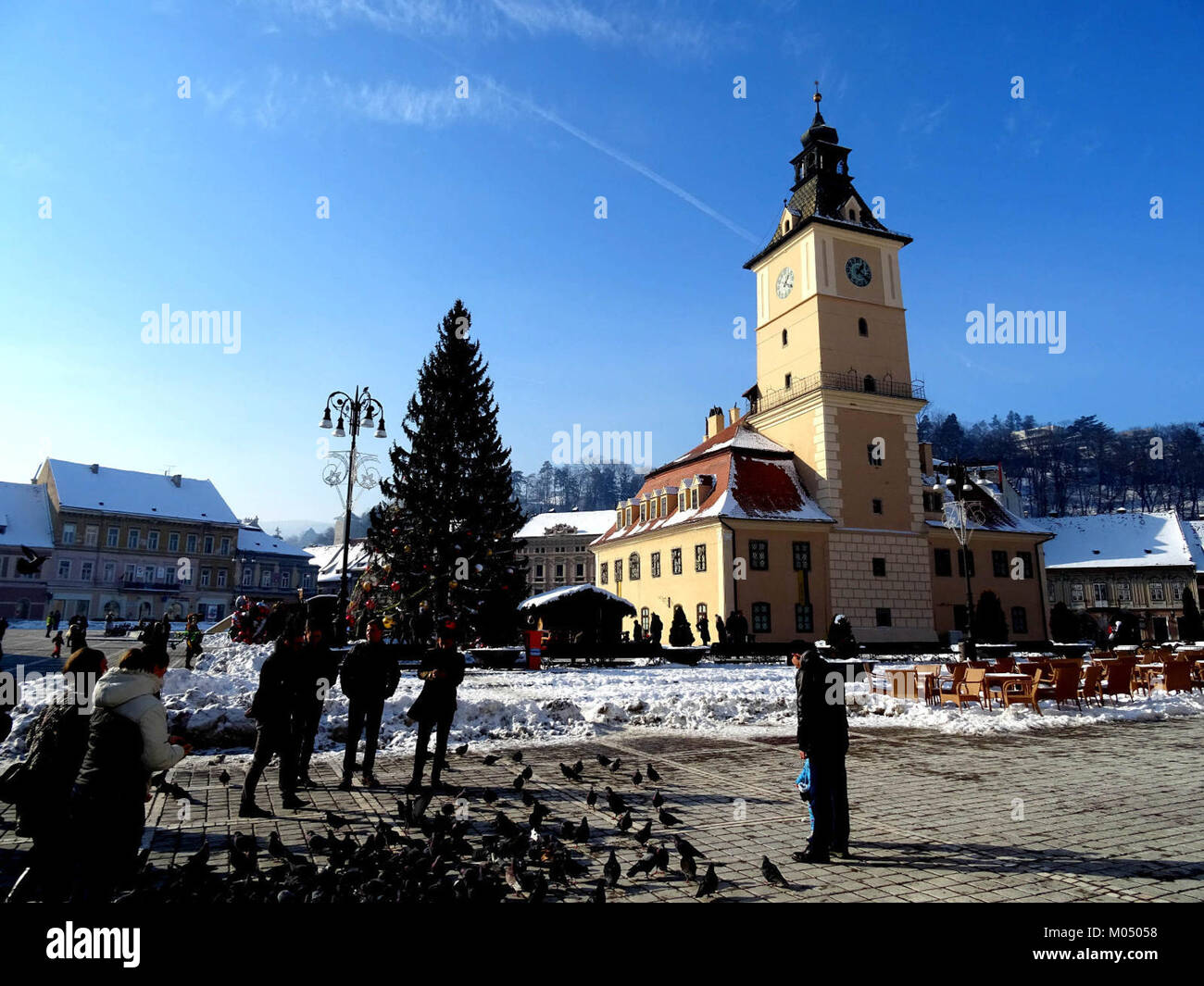 Une vue d'un espace public, probablement une place ou une zone de conseil, capturée dans cette photographie. Le cadre suggère un lieu civique ou communautaire, souvent utilisé pour des rassemblements ou des événements officiels. Banque D'Images