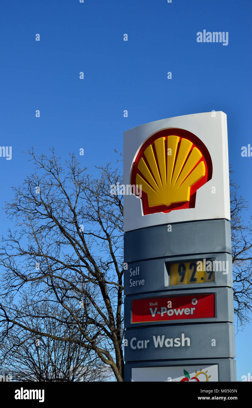 La station Canada Shell est une station-service historique située au Canada, connue pour sa marque distinctive Shell et sa contribution à la culture automobile du début du XXe siècle. Il rappelle la dépendance croissante de l'époque à l'égard des automobiles et l'essor des stations-service au Canada. Banque D'Images