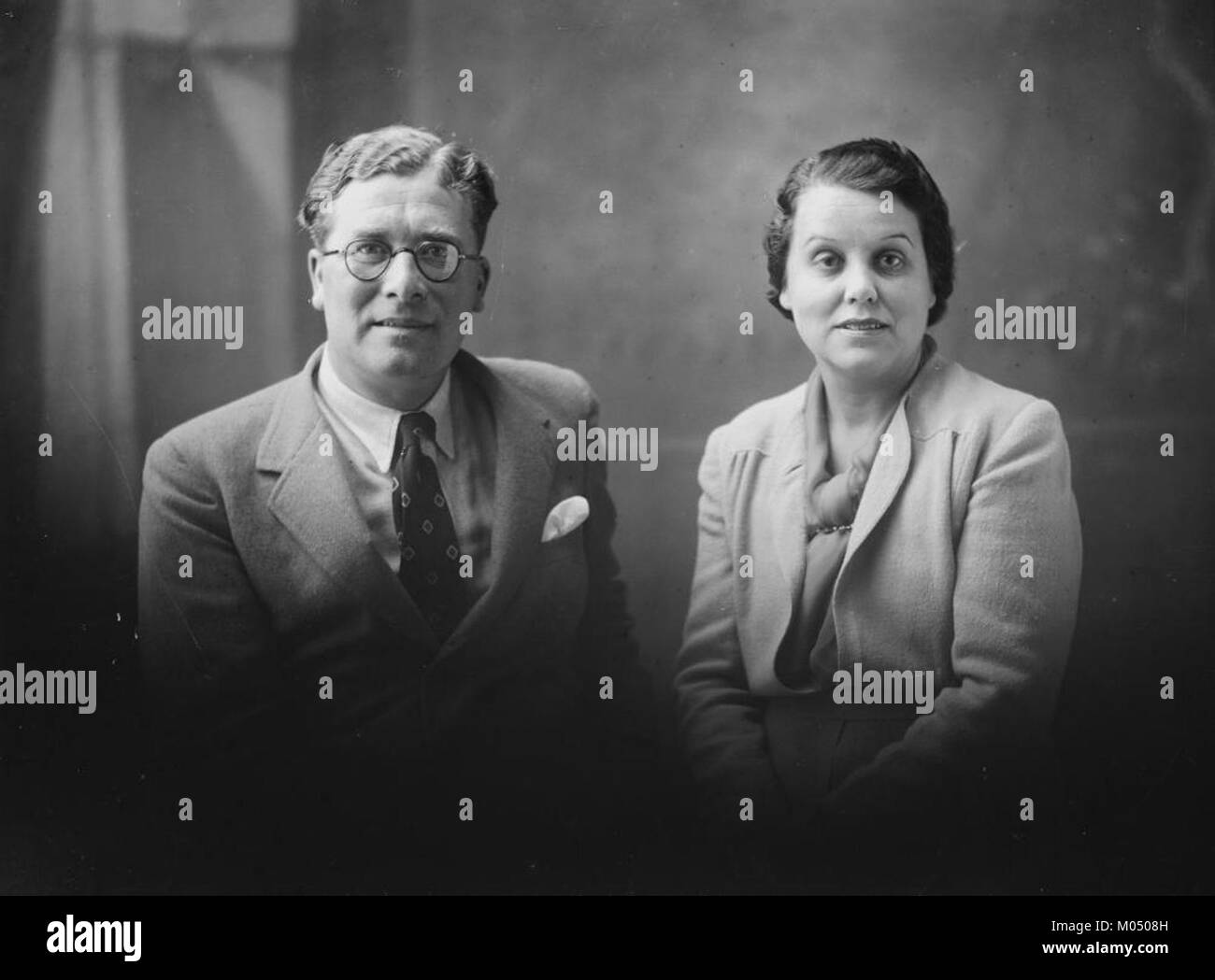 Photographie d'un candidat à une élection partielle et de sa femme, prise en 1939, capturant un moment de l'histoire politique. Banque D'Images