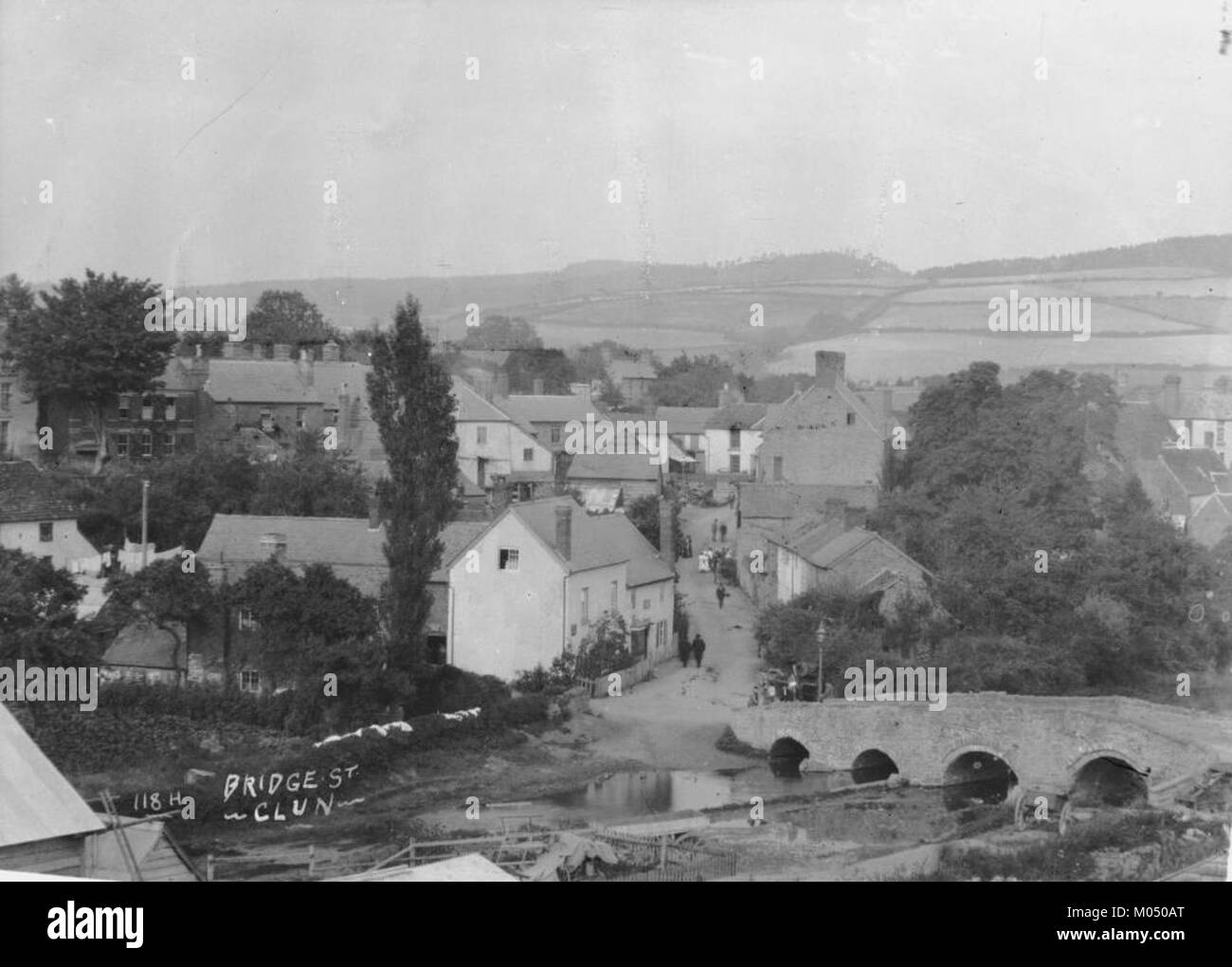 Bridge Street à Clun est une rue remarquable du village de Clun, situé dans le Shropshire, en Angleterre. Il est connu pour ses bâtiments historiques et ses vues panoramiques le long de la rivière. Banque D'Images