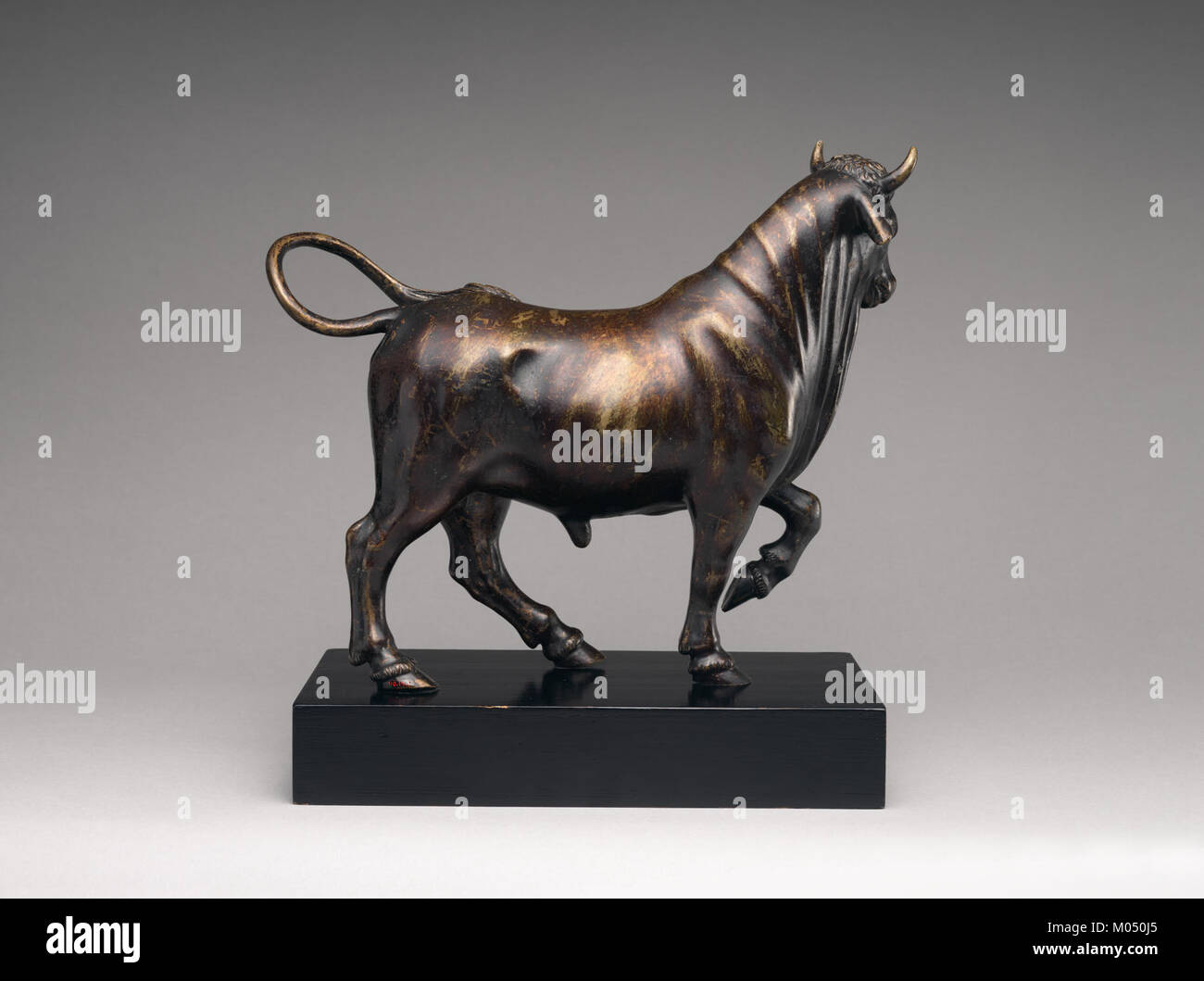La sculpture Bull de la collection MET représente la force et la puissance. La pièce met en valeur l'artisanat détaillé et l'art ancien, soulignant l'importance culturelle et artistique des représentations animales dans l'histoire Banque D'Images