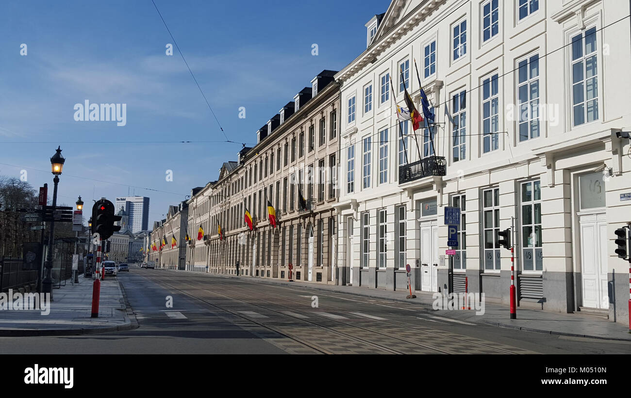 Cette image de Bruxelles après les attentats du 22 mars 2016, illustre les conséquences des événements tragiques, montrant la résilience de la ville et l'impact de la tragédie sur ses citoyens et ses infrastructures. Banque D'Images